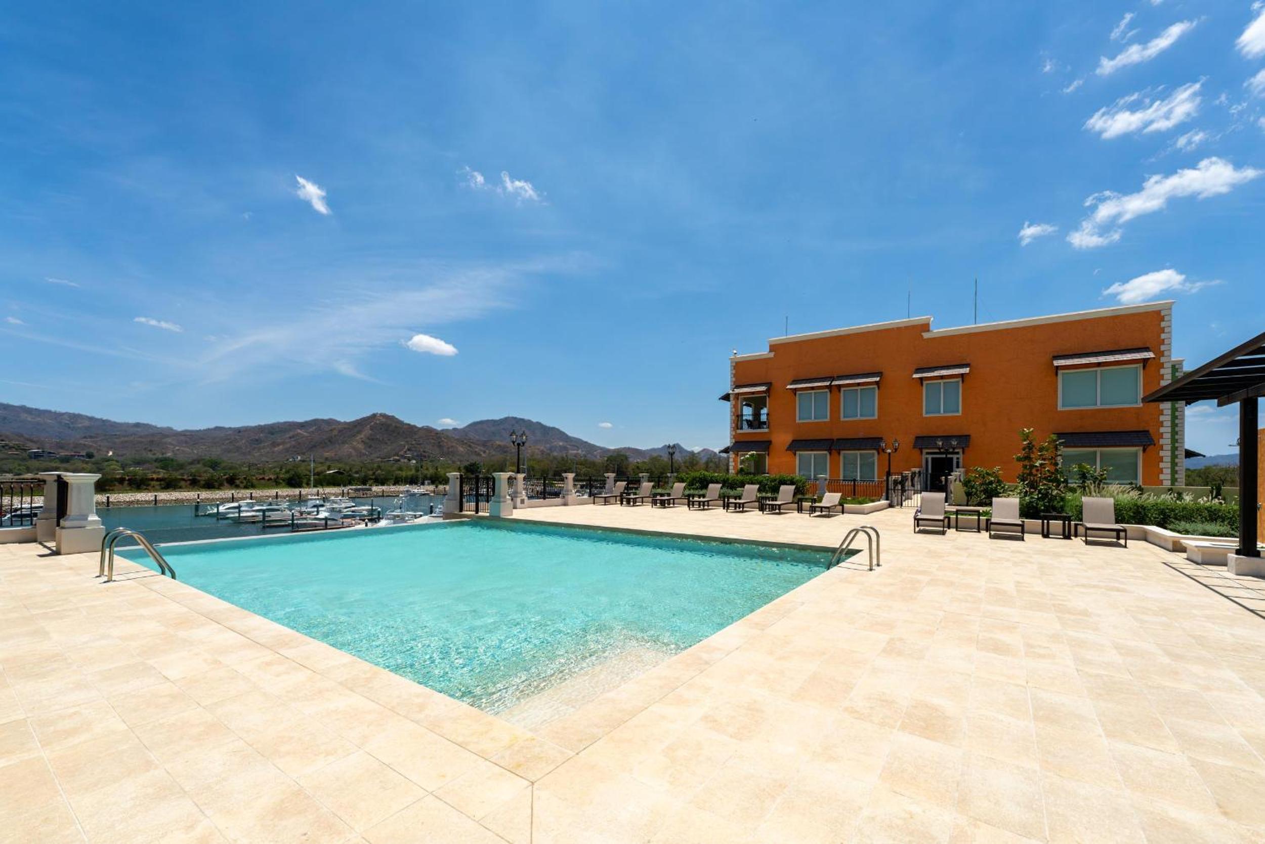 Flamingo Marina - 2BR Condo - Charming Seaview