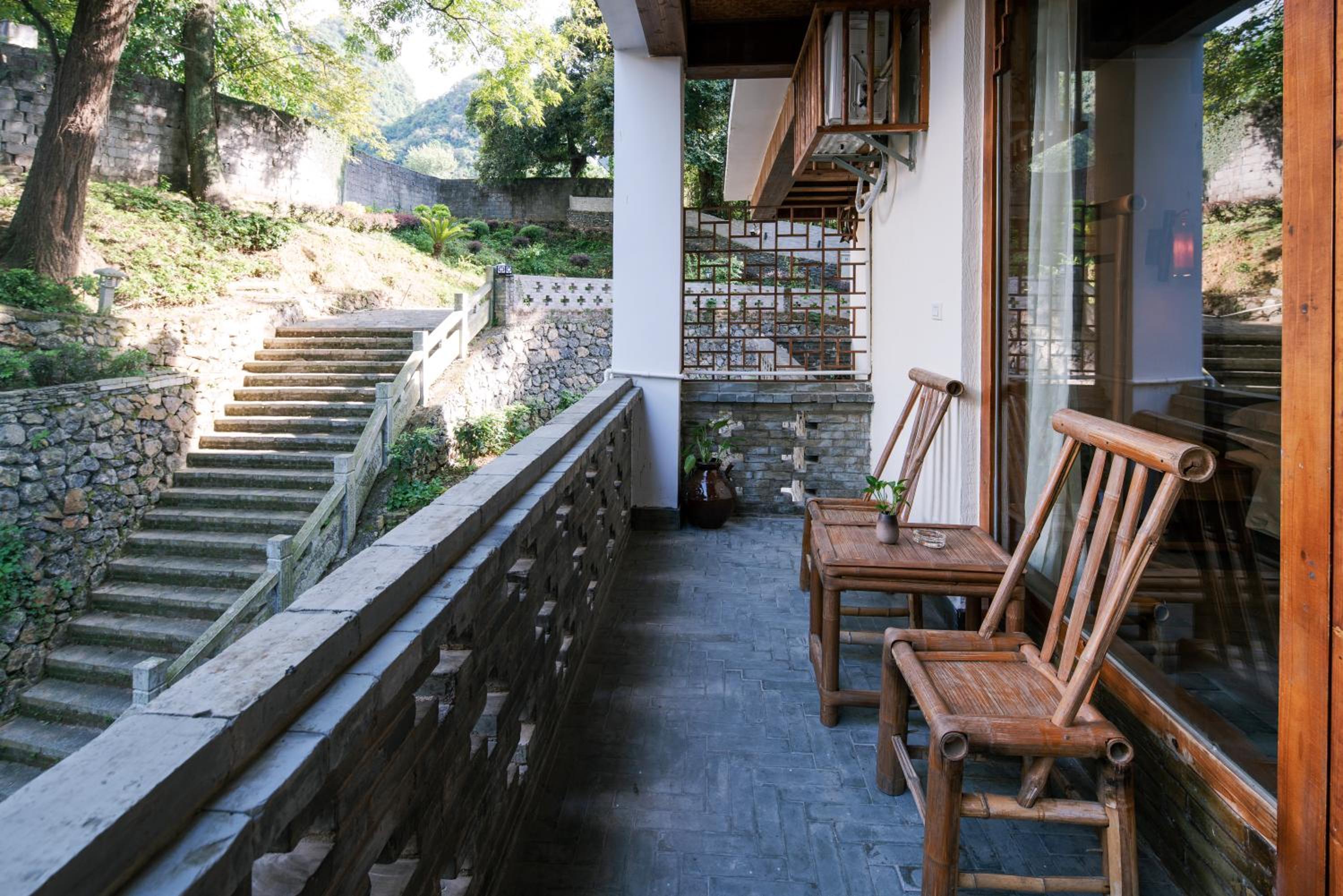 Yangshuo River Lodge Hotel--English speaking team&Swimming pool&Activties organized&Free pick up from Airport or TS over 3 nights