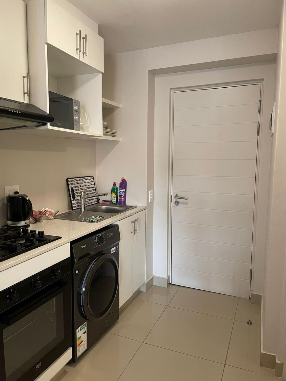 Durban uMhlanga, free parking, Fast Wifi, 5 min walk to gateway, 5 min drive to ocean mall with pool view 3