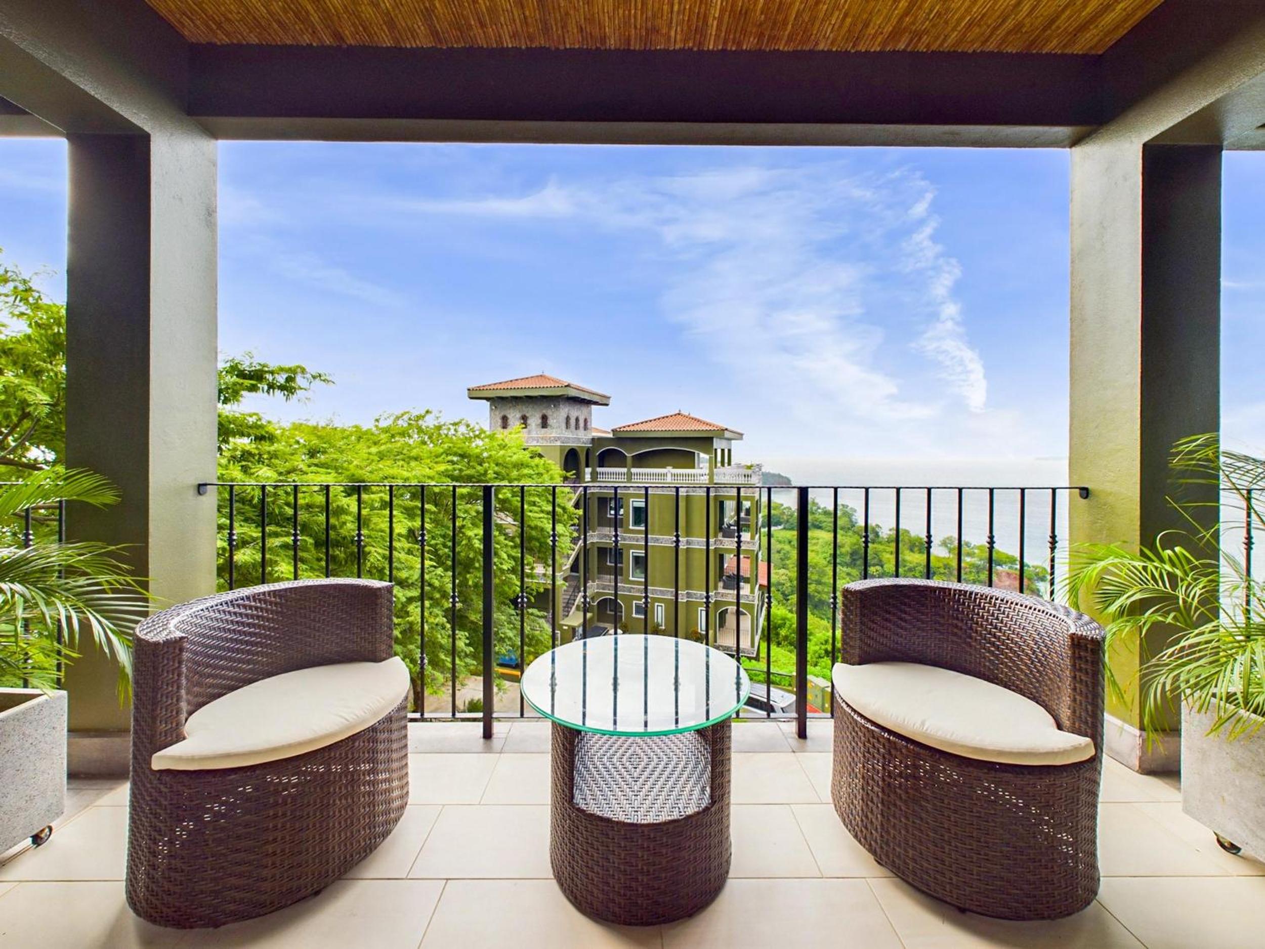 360 Splendor 405 Ocean View Condo- With Breakfast