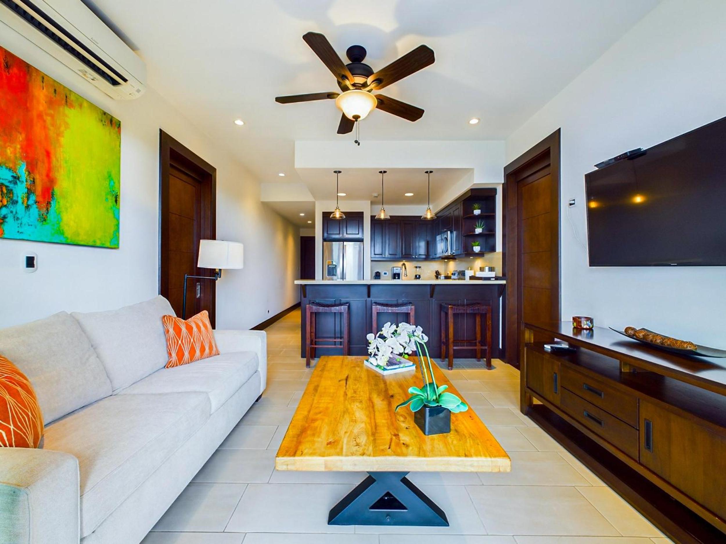 360 Splendor 405 Ocean View Condo- With Breakfast