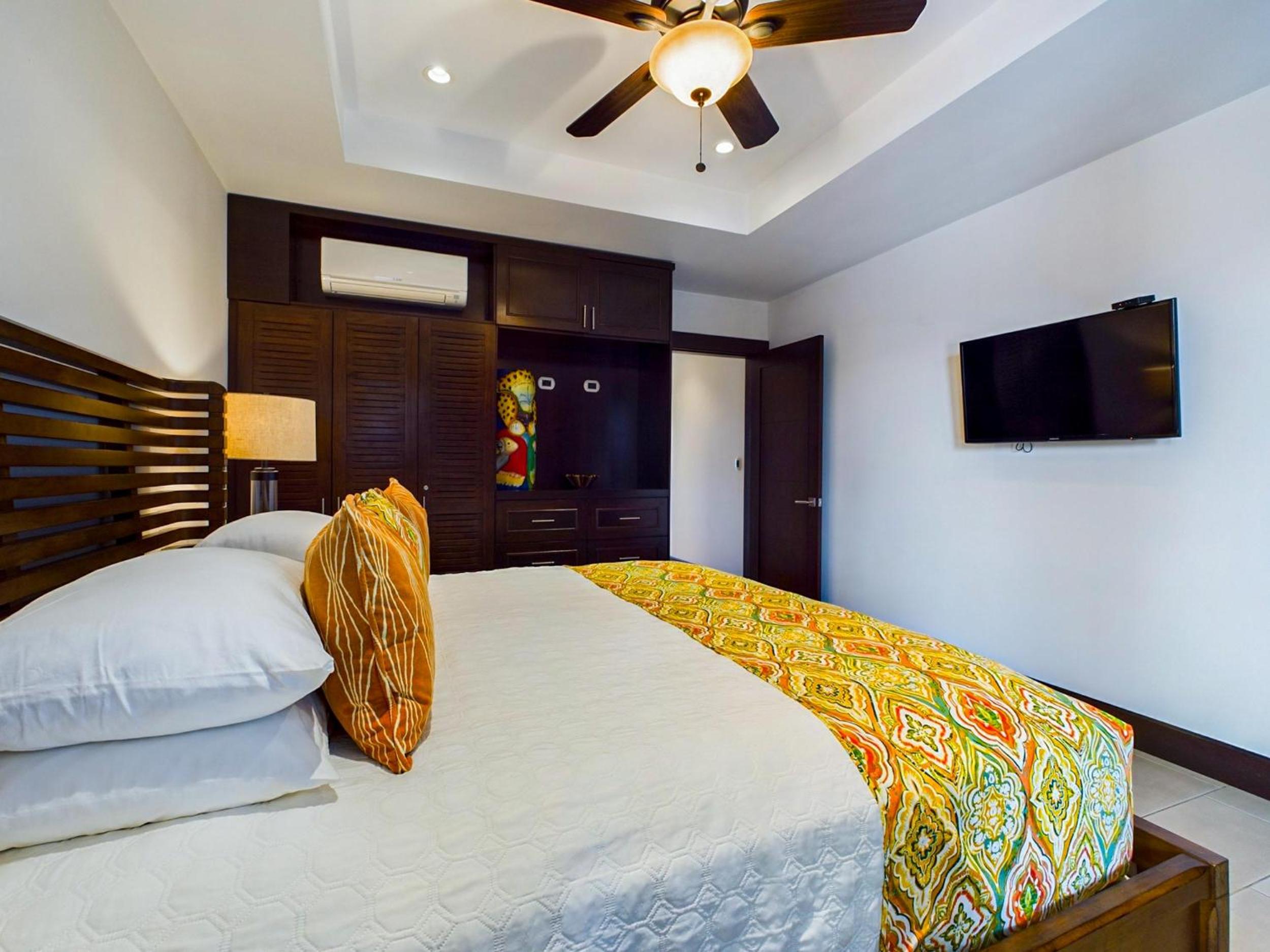 360 Splendor 405 Ocean View Condo- With Breakfast
