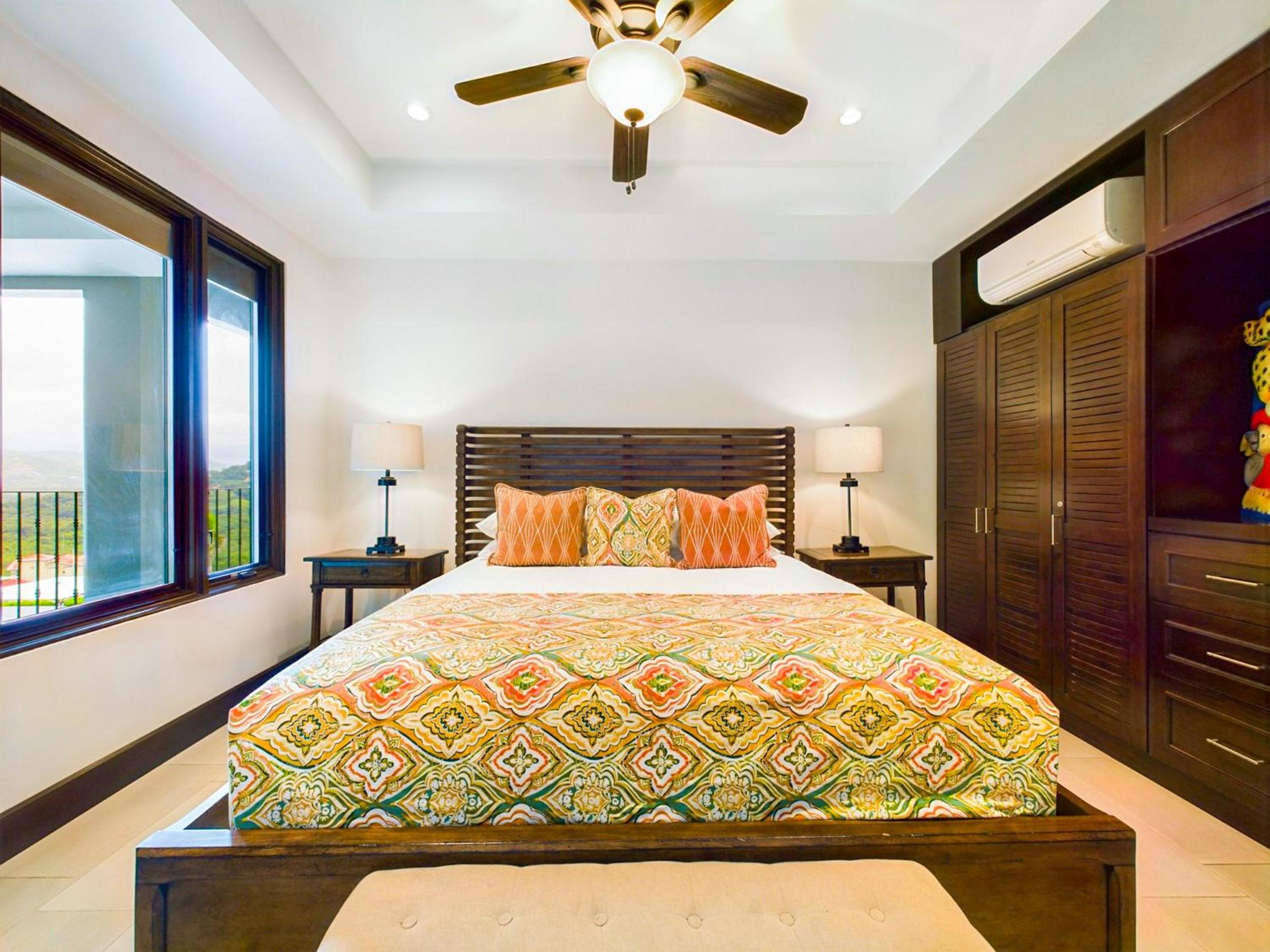 360 Splendor 405 Ocean View Condo- With Breakfast