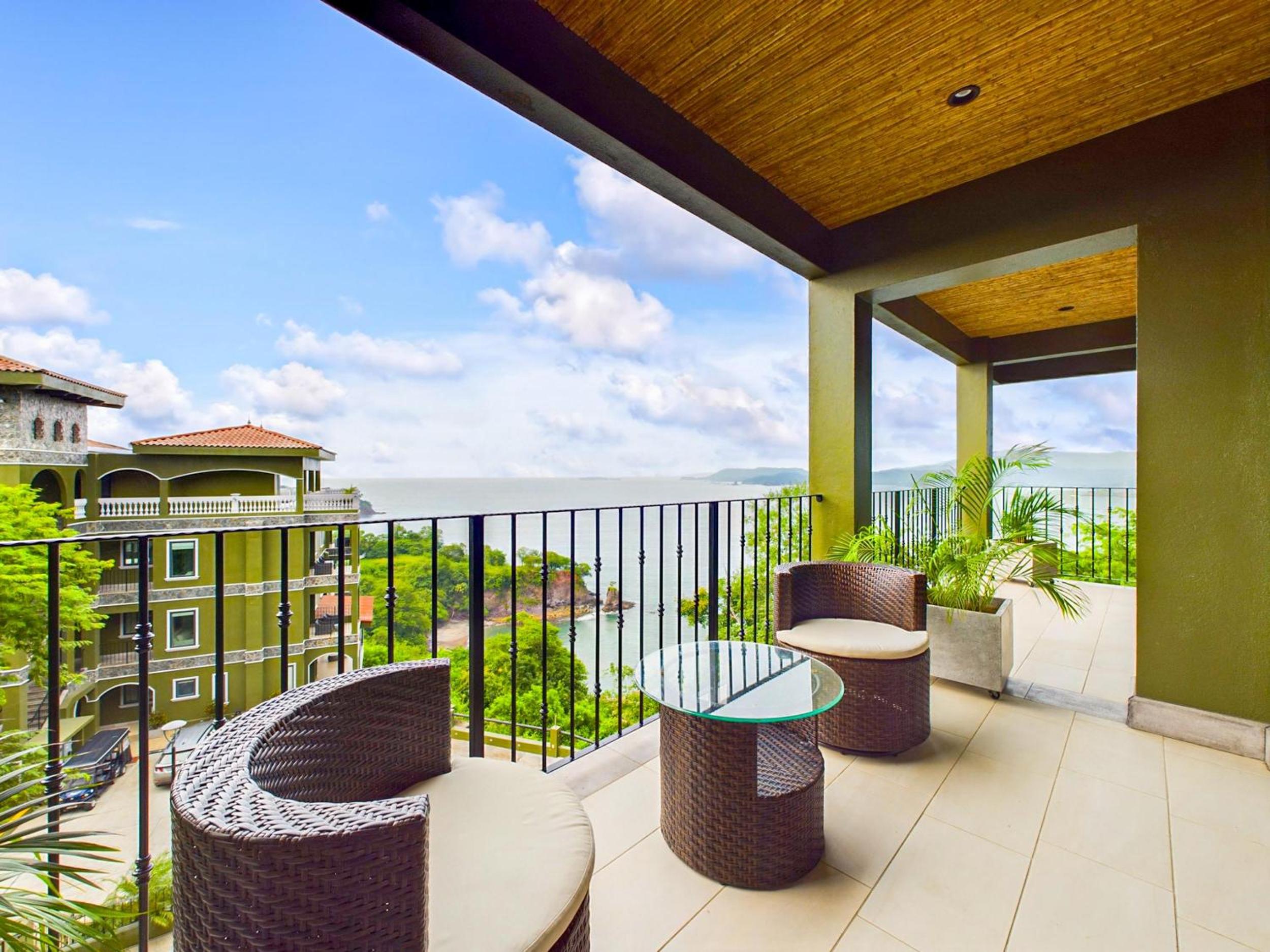 360 Splendor 405 Ocean View Condo- With Breakfast