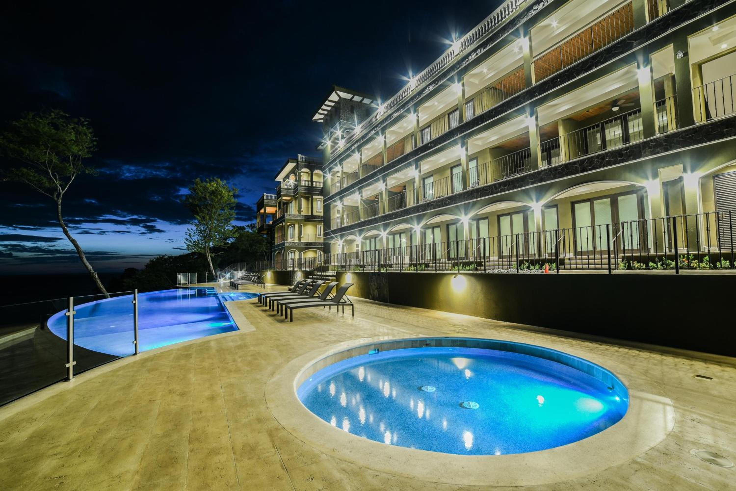 360 Splendor 405 Ocean View Condo- With Breakfast