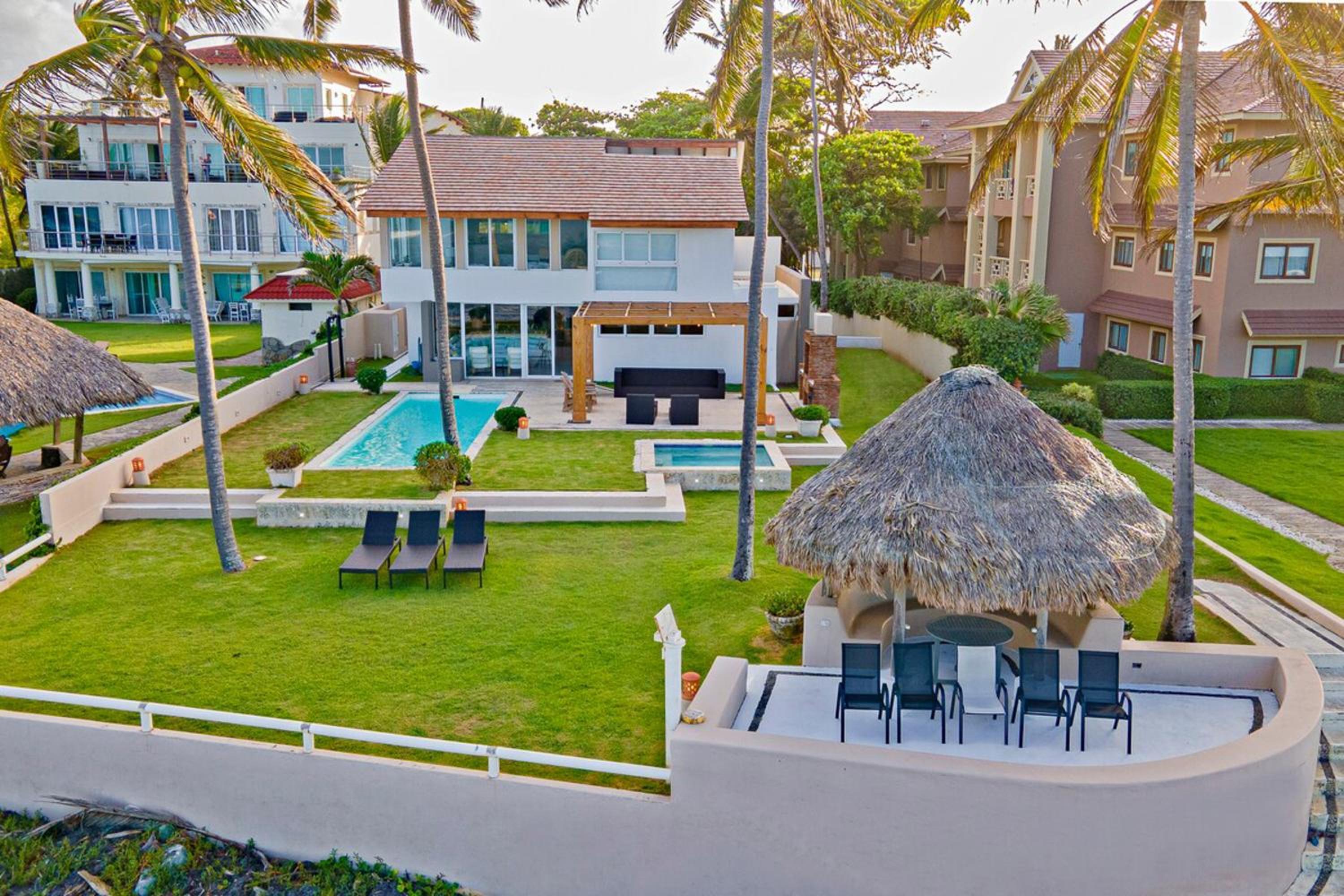 Modern and comfortable beachfront villa in Cabarete