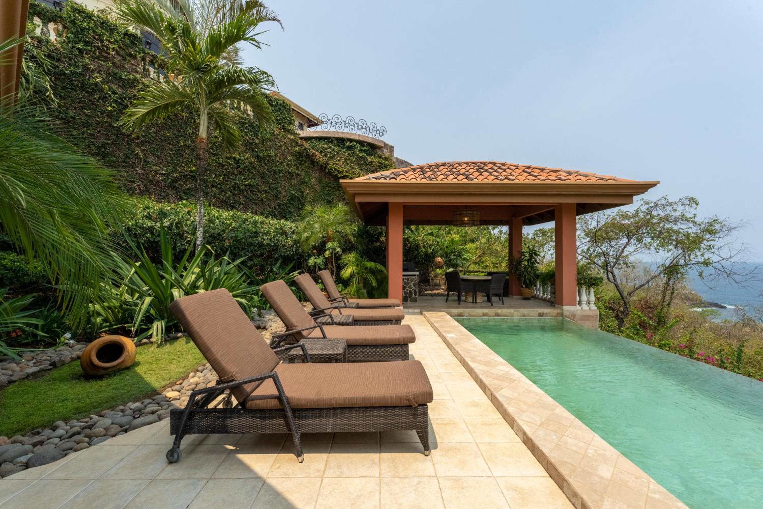 Casa Rosa- Luxury Ocean View 3 Bedroom Home