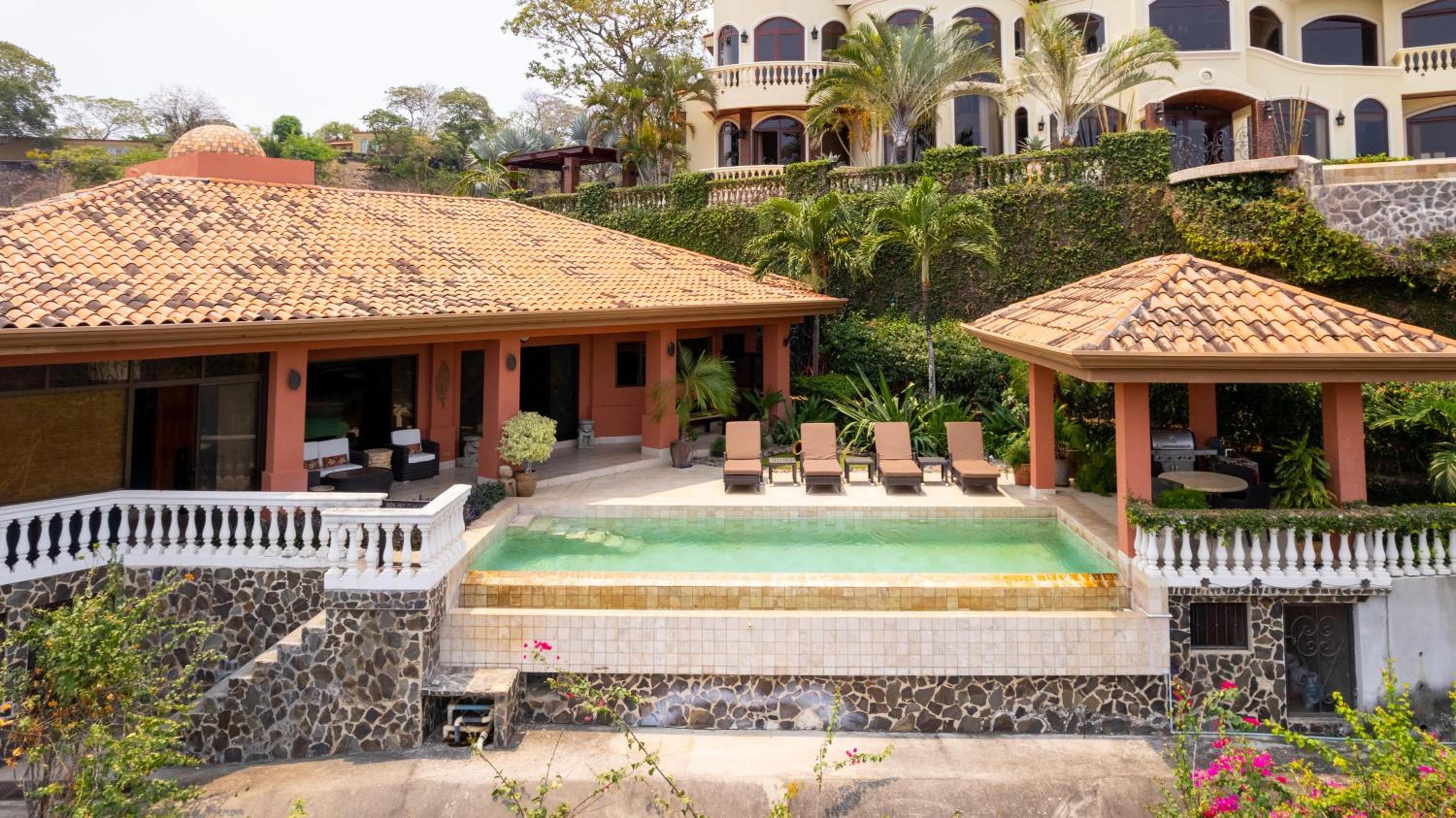 Casa Rosa- Luxury Ocean View 3 Bedroom Home