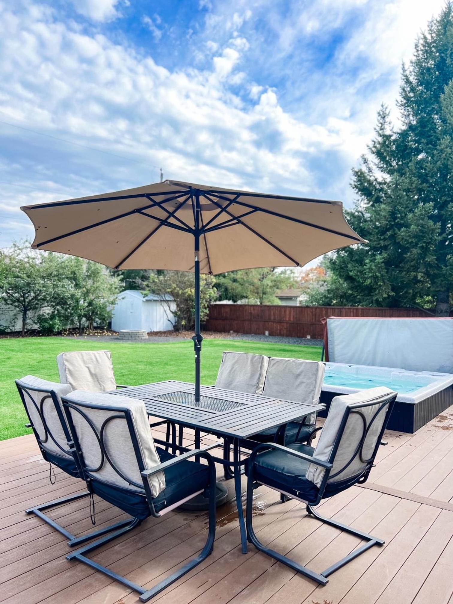 Hotel Quiet Retreat with Hot Tub, Pool Table and Spacious Yard - Image 1