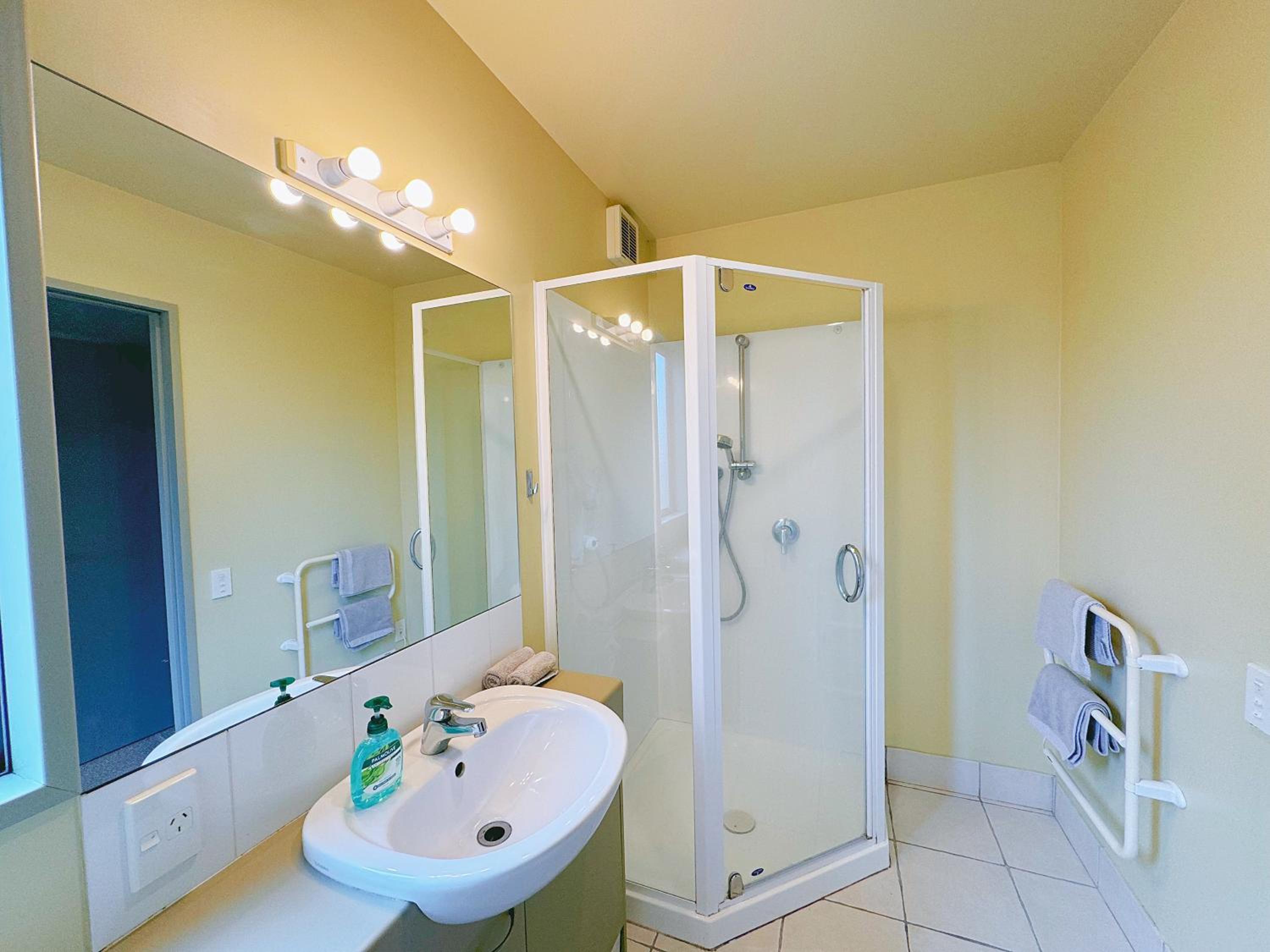 Family-Friendly 4-Bedroom with Easy City Access view 4