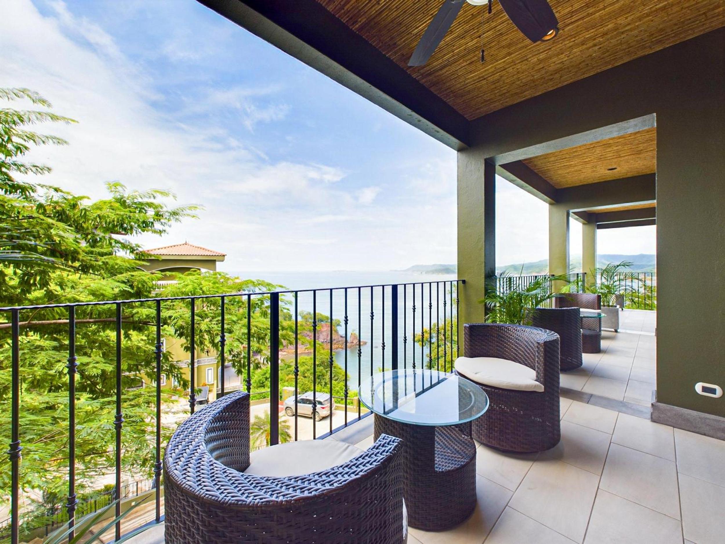 360 Splendor 404-Ocean View Condo- With Breakfast