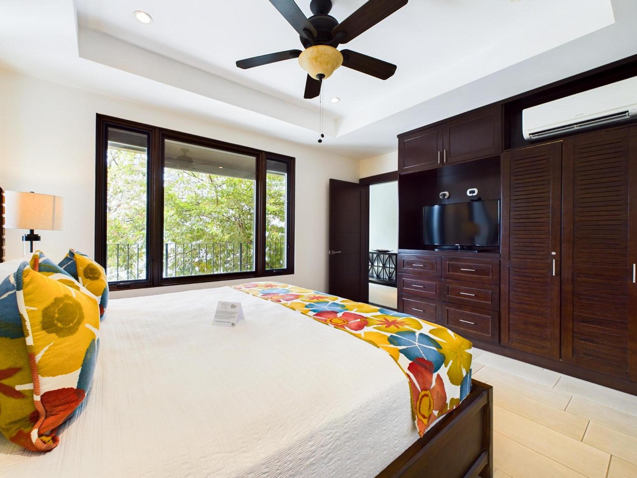 360 Splendor 404-Ocean View Condo- With Breakfast