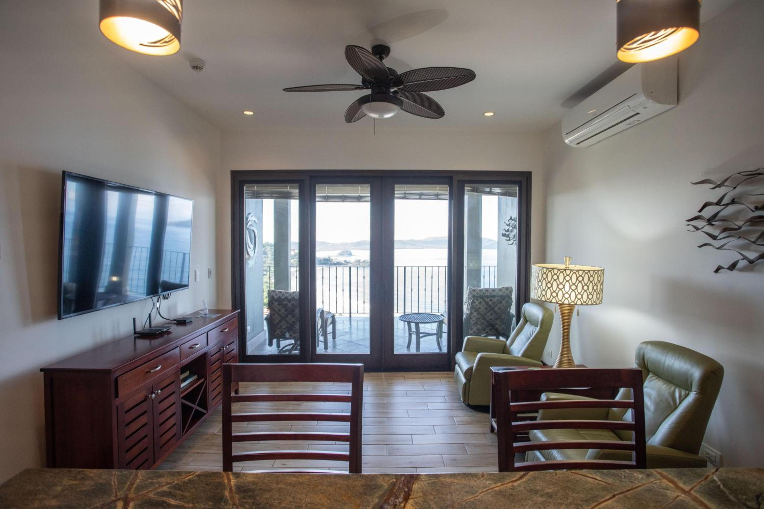 360 Splendor 207B-Ocean View Condo-Breakfast