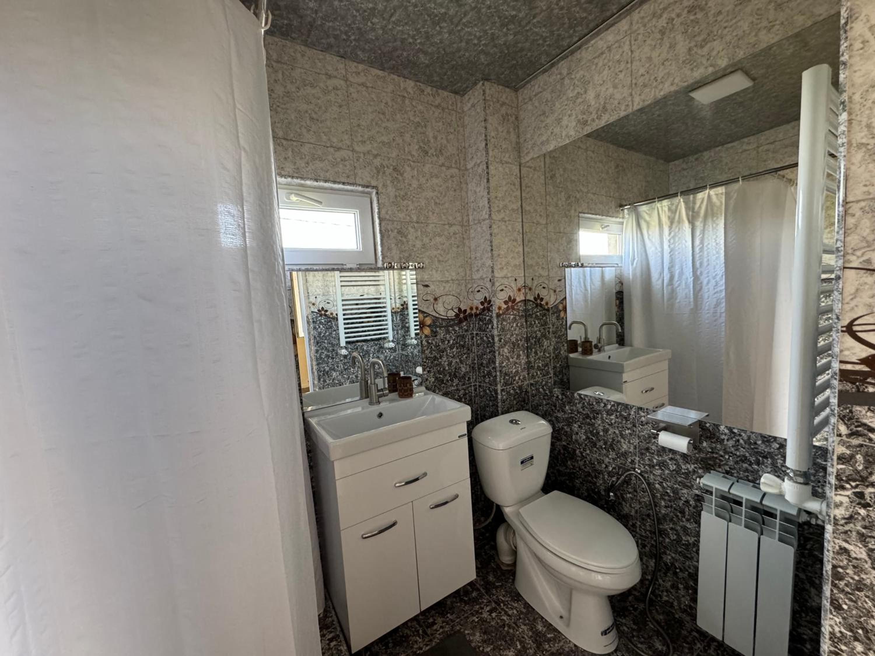 Private Room with bath in Lake View House