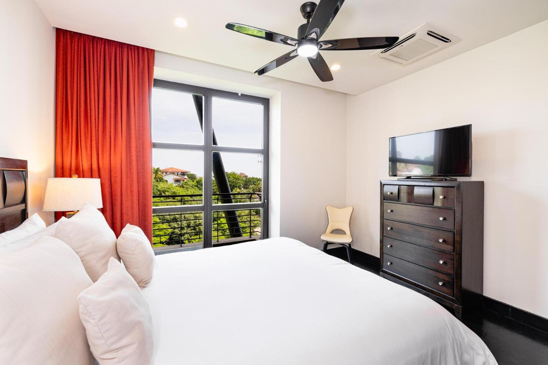 Condo La Perla 163, Ocean View 3 Bedroom Penthouse