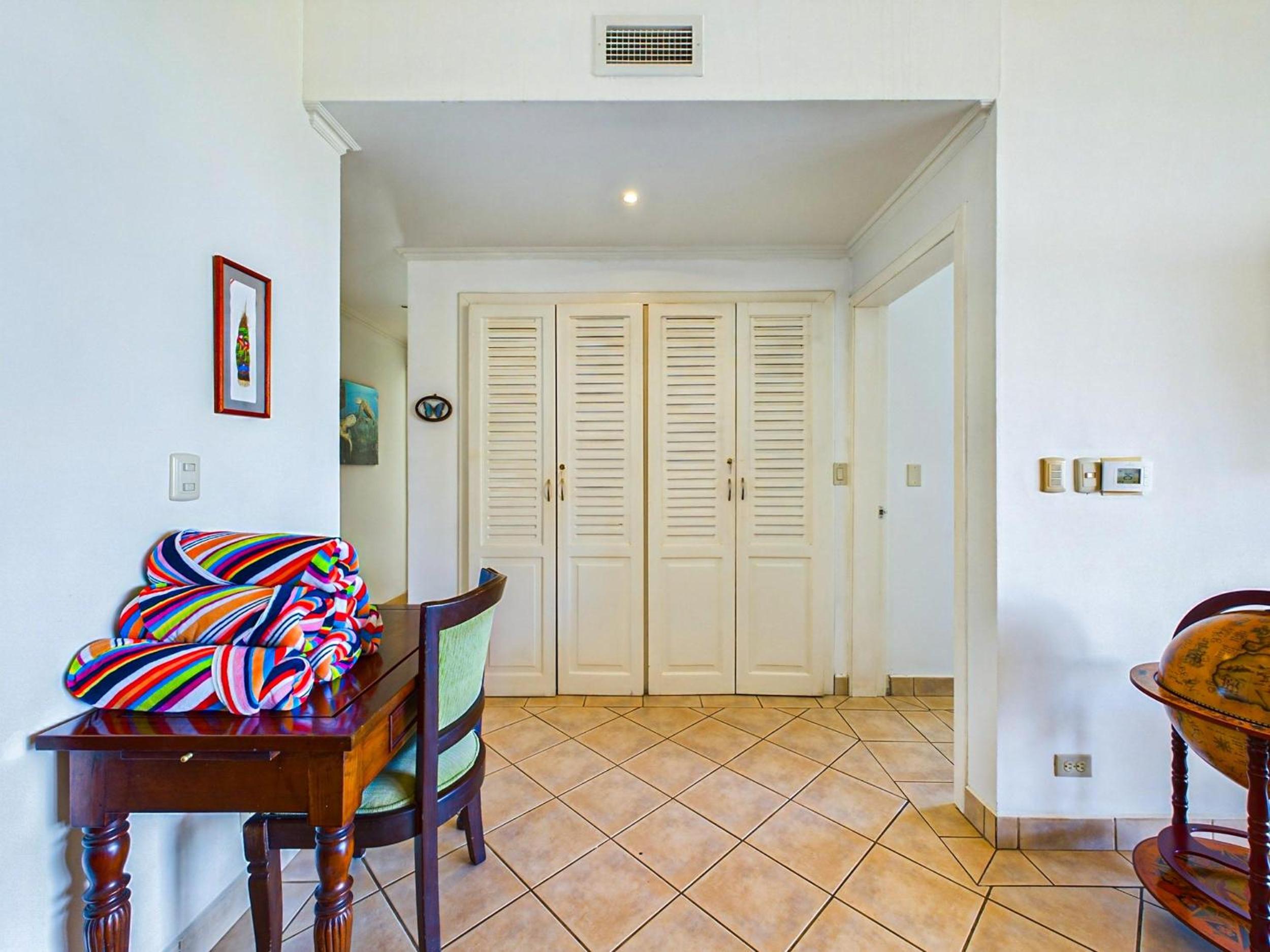Sunrise 4-Beautiful 3Br Penthouse Condo