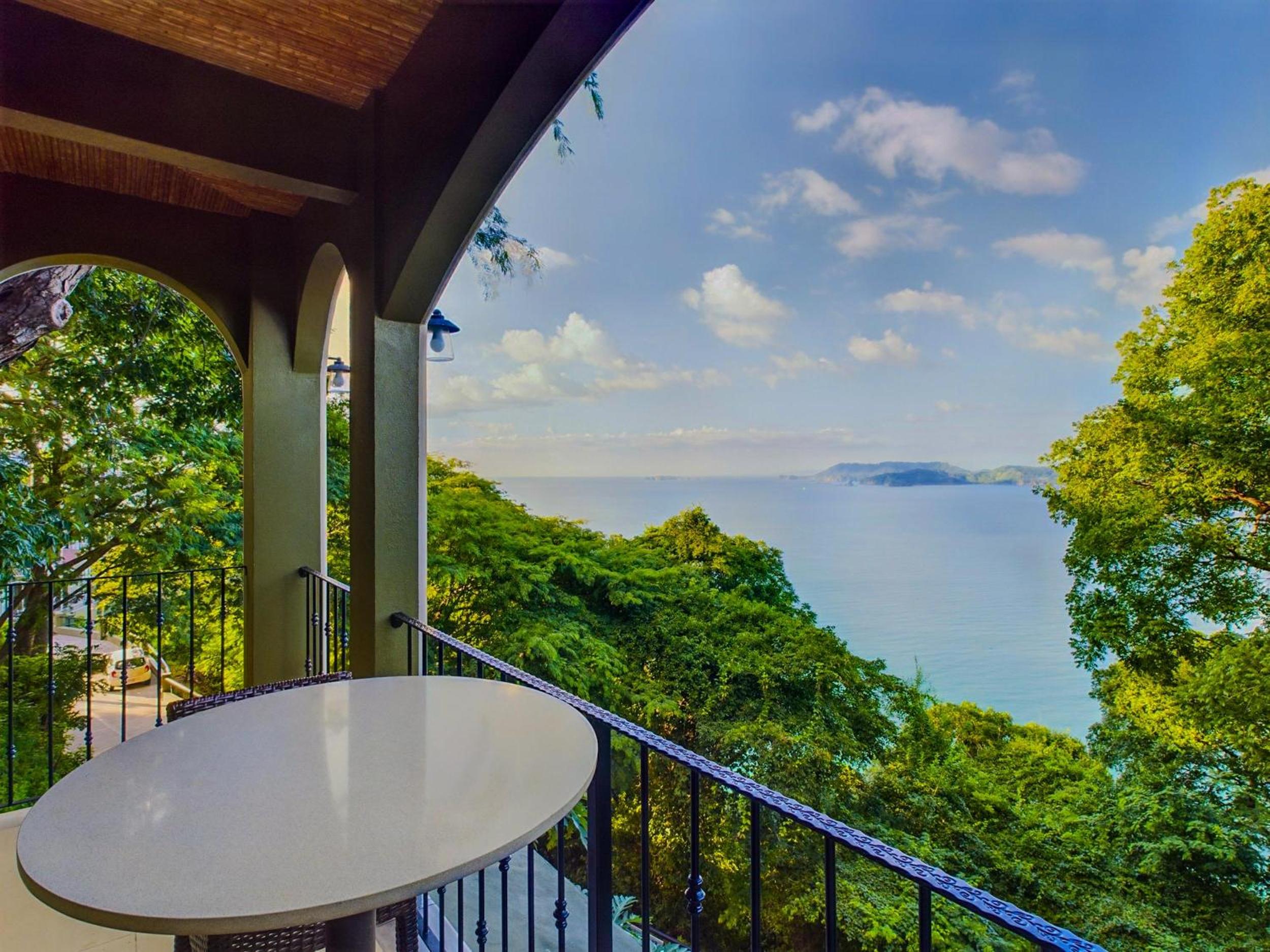 360 Splendor 301-Ocean View Condo-Breakfast Included!