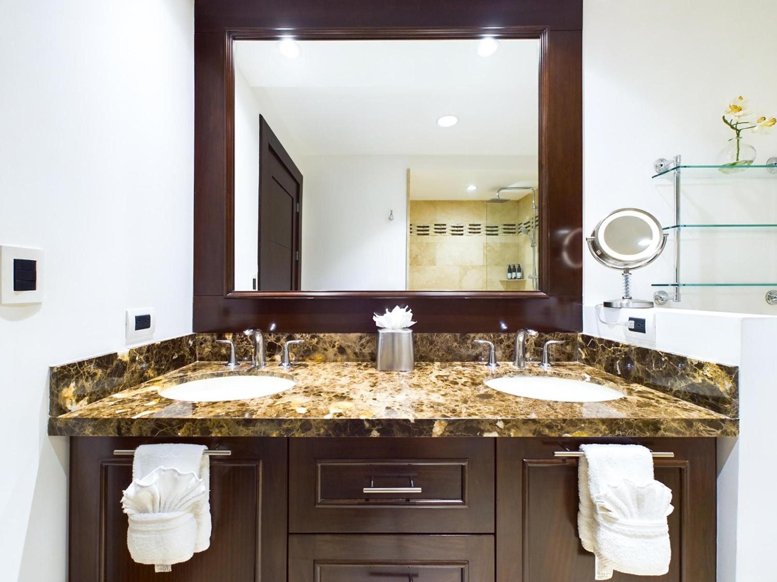 360 Splendor 301-Ocean View Condo-Breakfast Included!