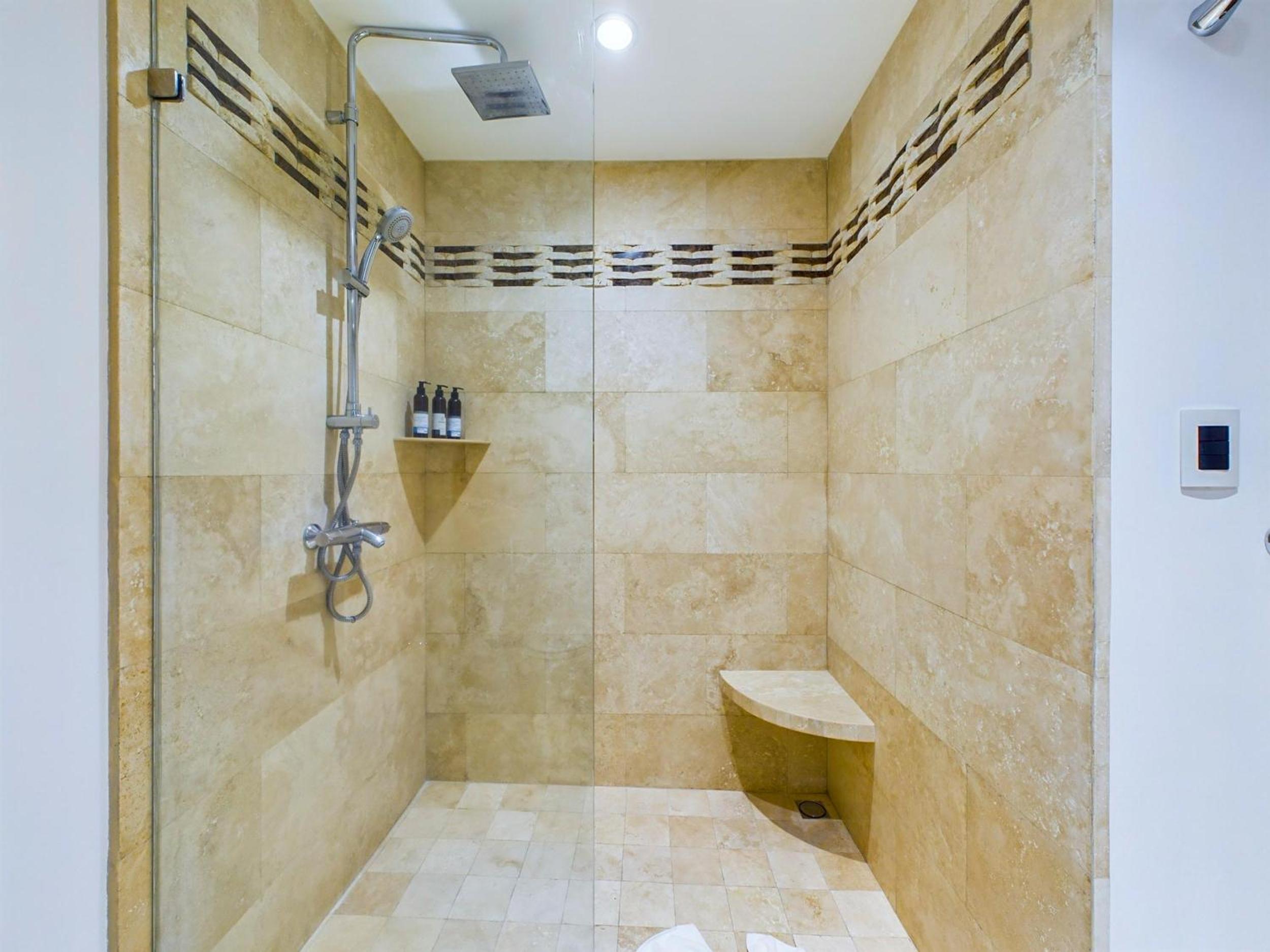 360 Splendor 301-Ocean View Condo-Breakfast Included!