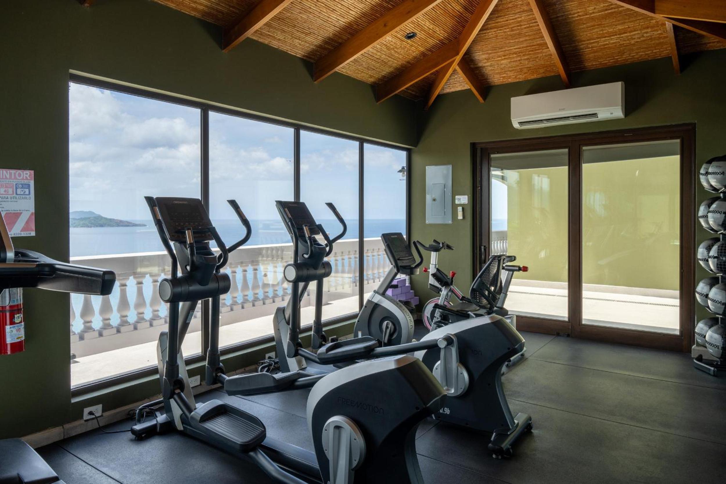 360 Splendor 301-Ocean View Condo-Breakfast Included!