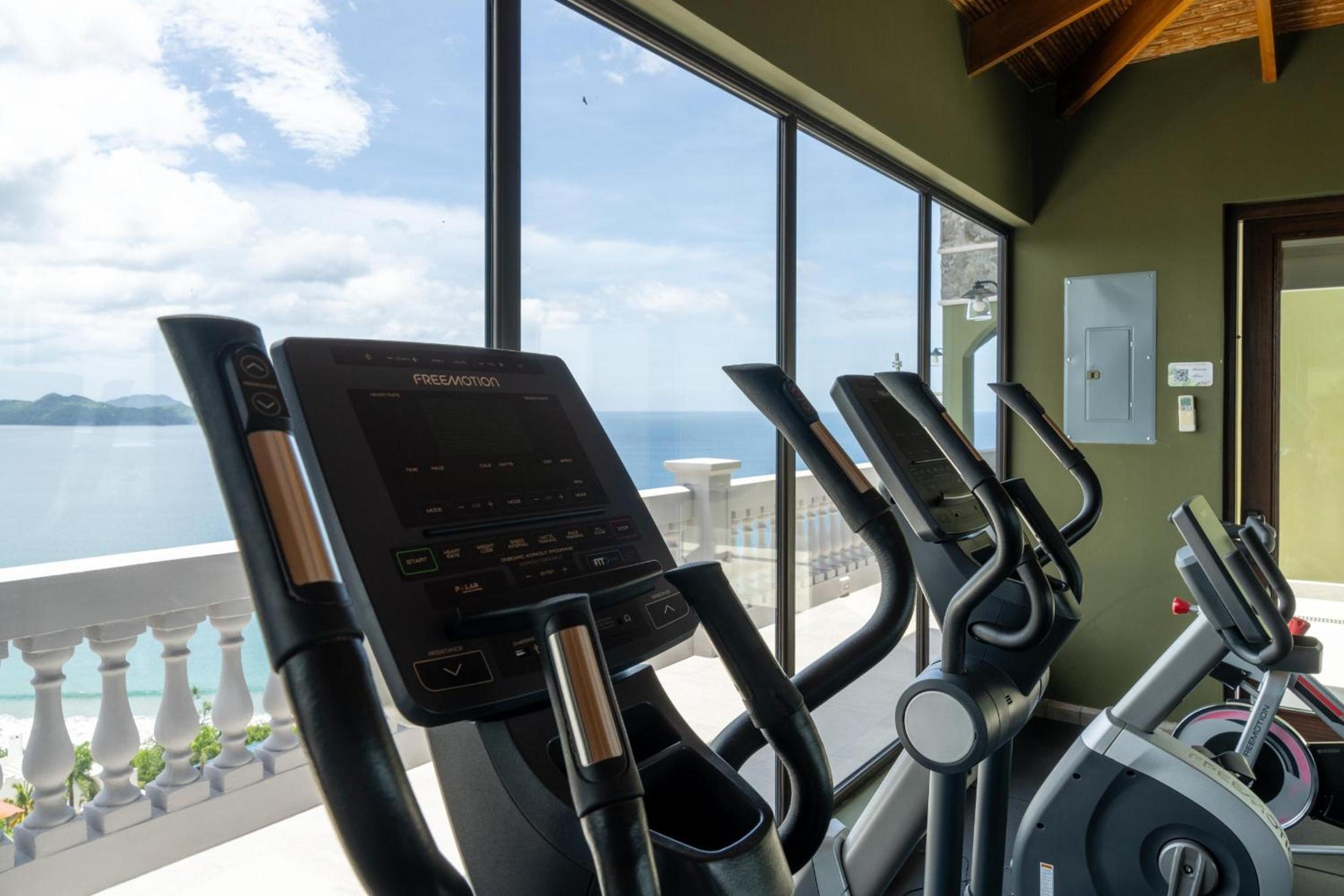 360 Splendor 202-Ocean View Condo-Breakfast Included!