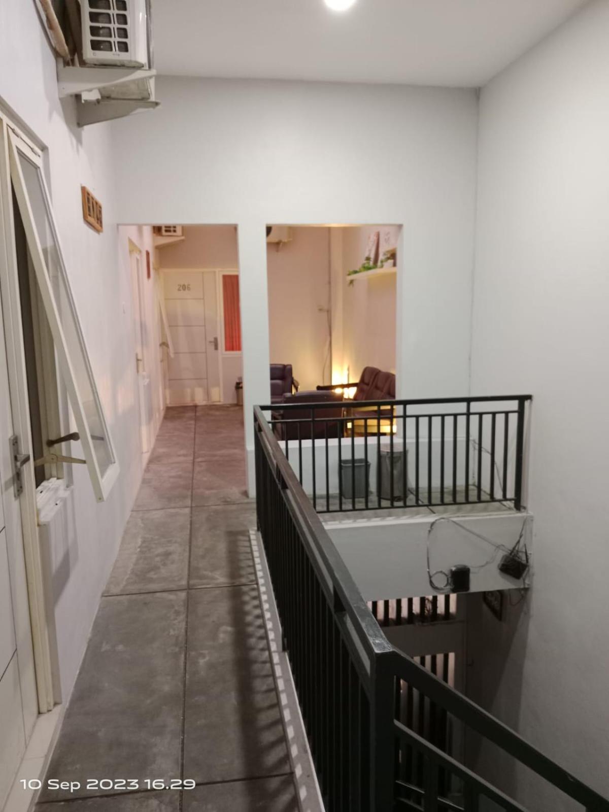 Cozy Guest House Osborn Malang view 2