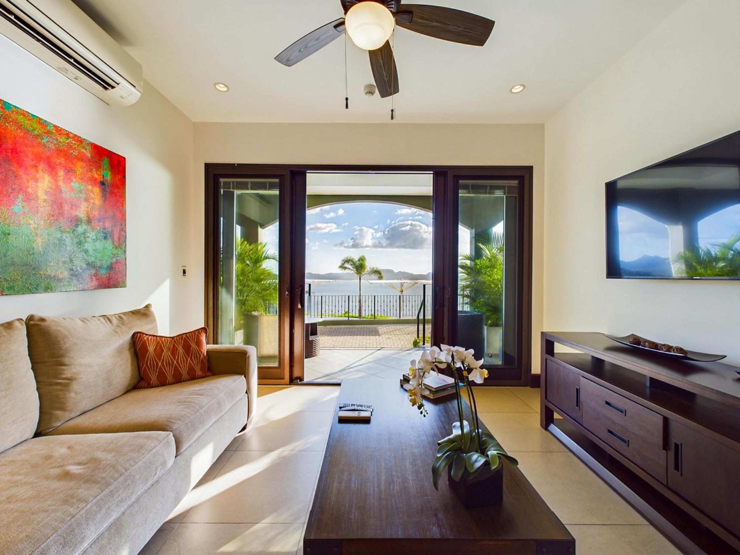360 Splendor 301-Ocean View Condo-Breakfast Included!