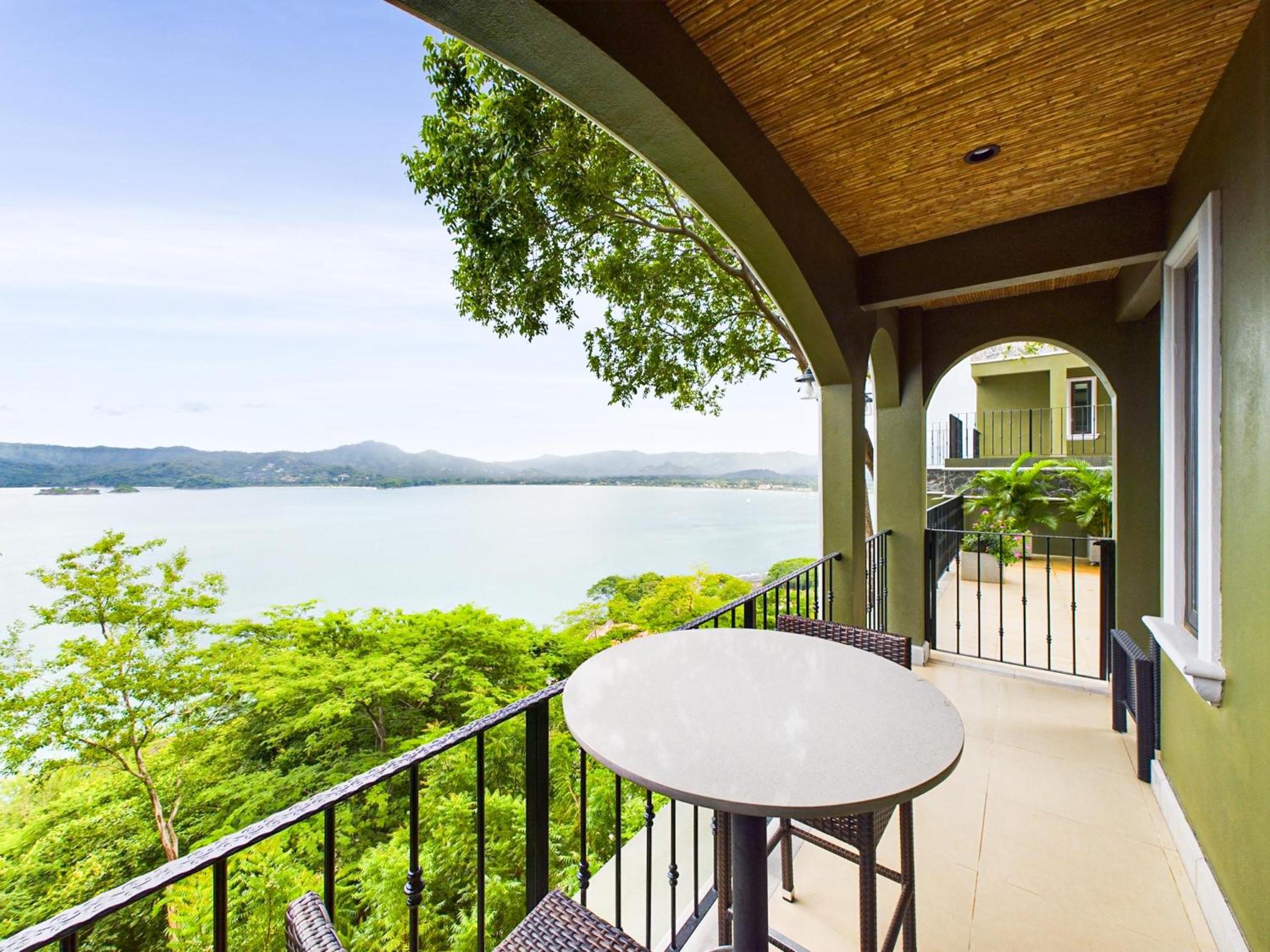360 Splendor 206-Ocean View Condo-Breakfast Included!