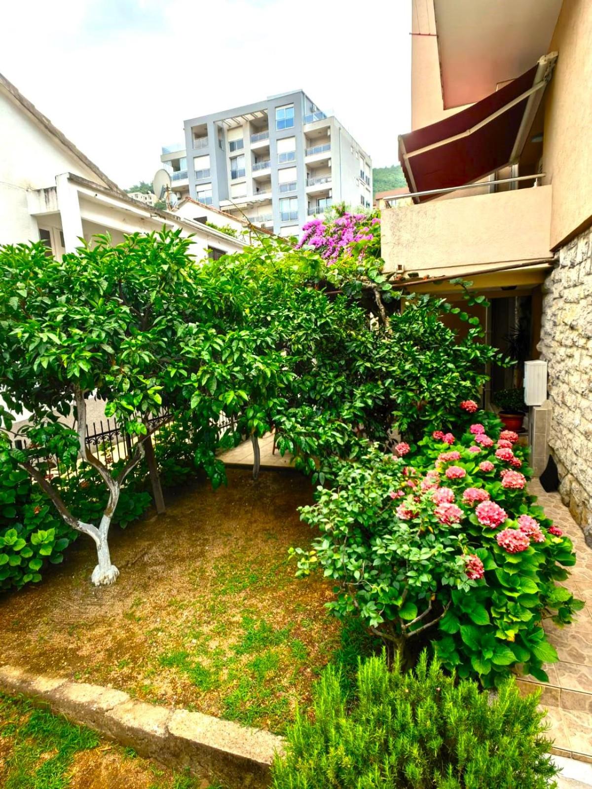 El Mar Apartments
