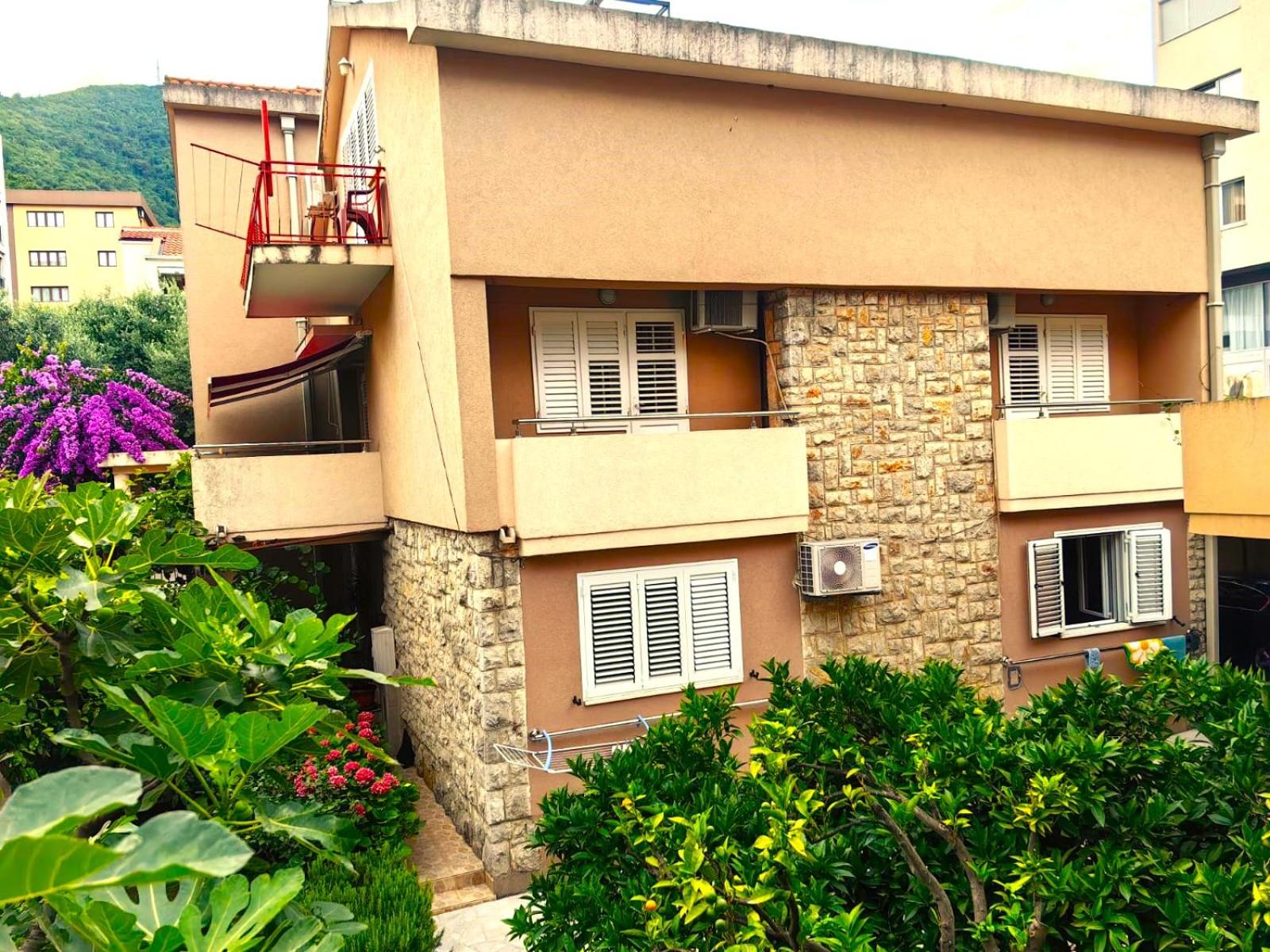 El Mar Apartments