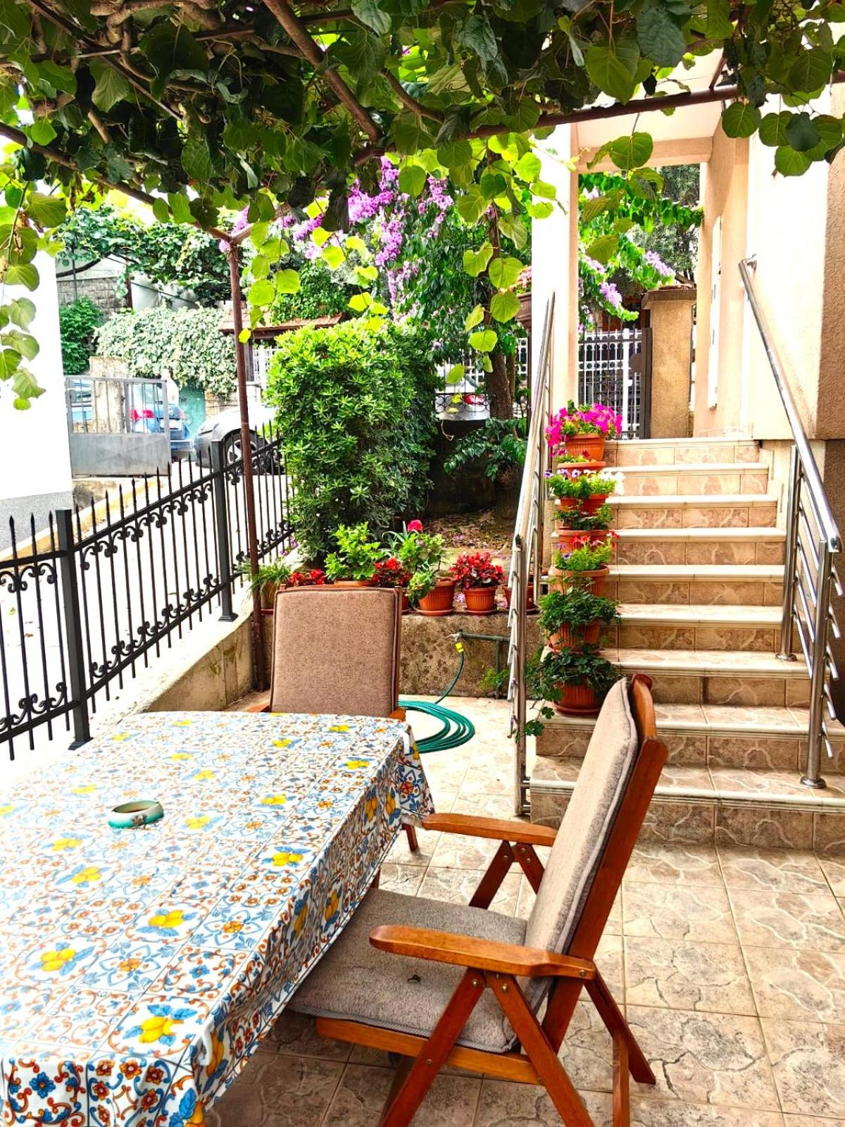 El Mar Apartments