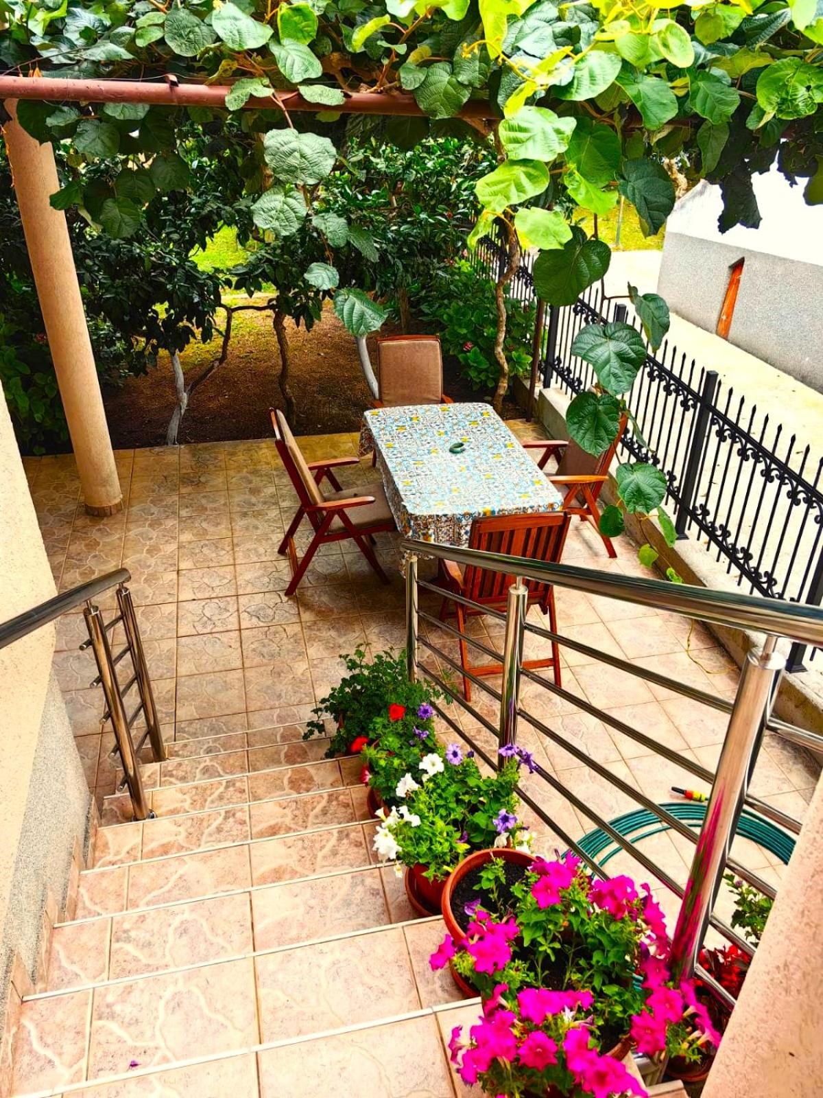 El Mar Apartments