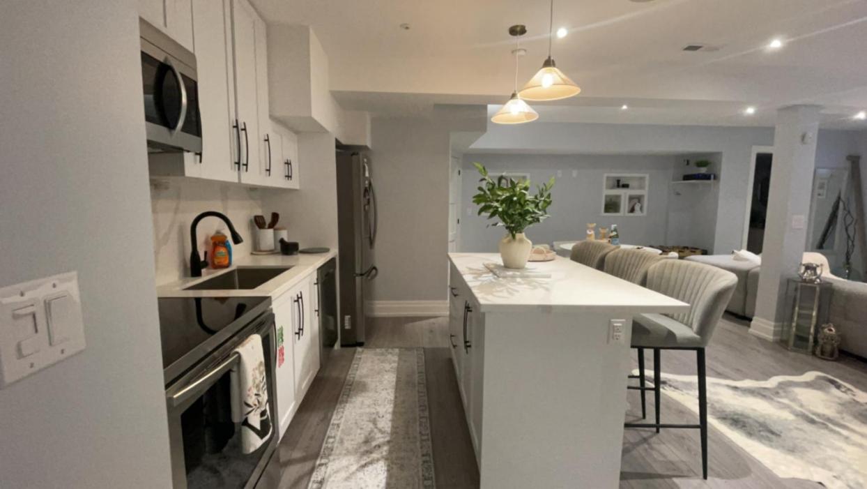 Luxury 2bedroom Unit in the city with a heated salt water pool