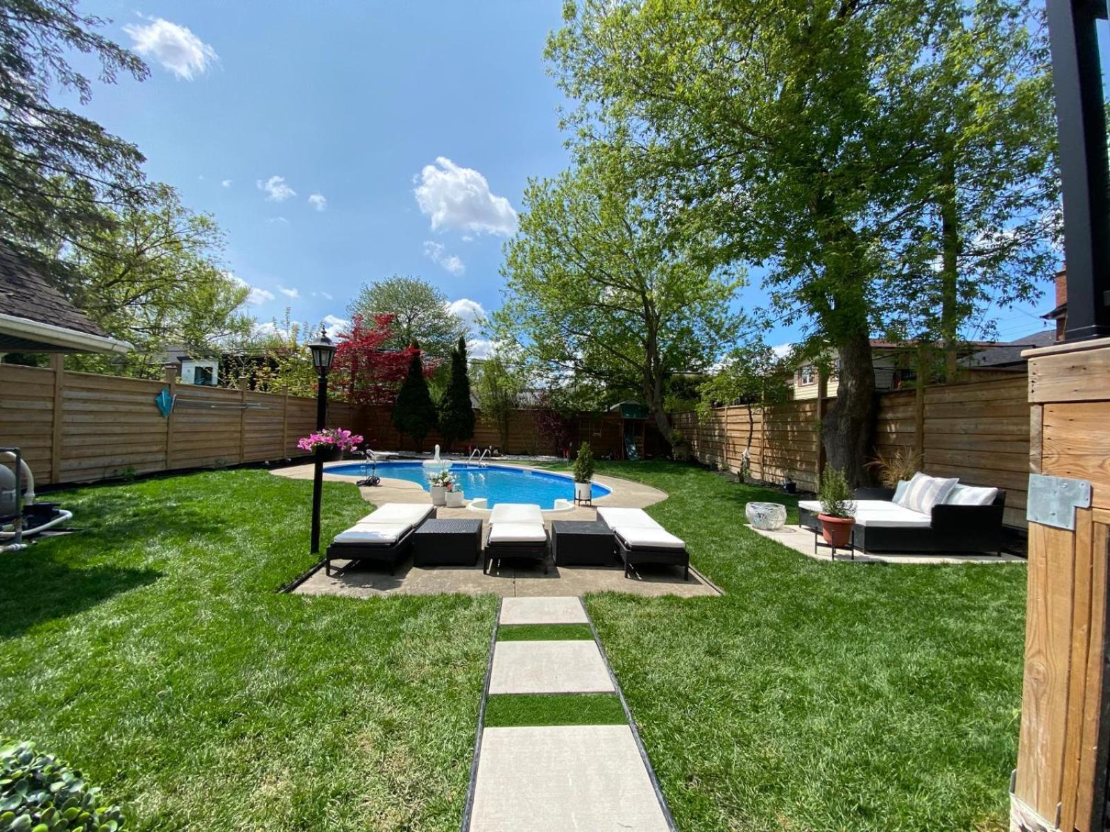 Luxury 2bedroom Unit in the city with a heated salt water pool