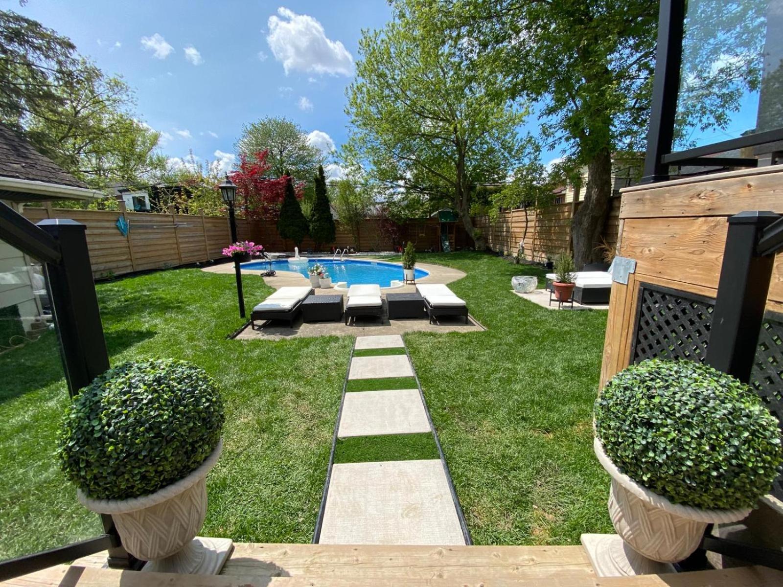 Luxury 2bedroom Unit in the city with a heated salt water pool