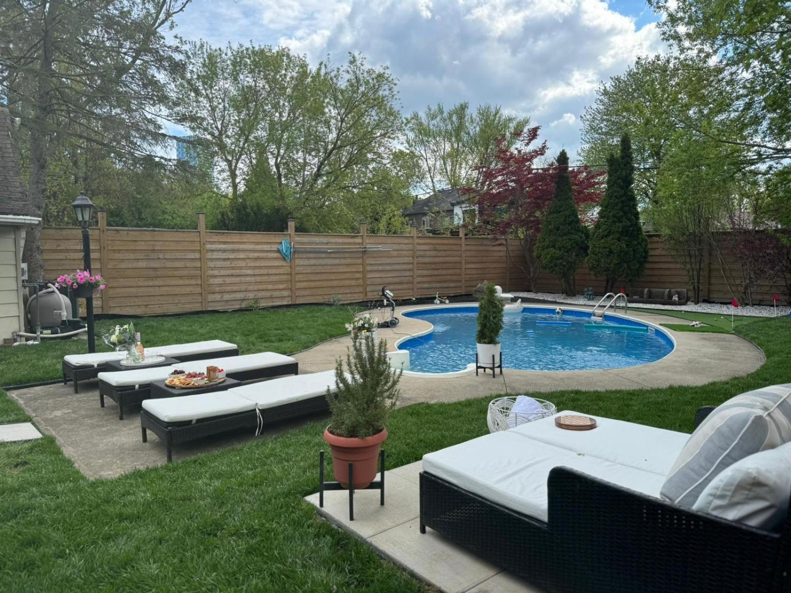 Luxury 2bedroom Unit in the city with a heated salt water pool
