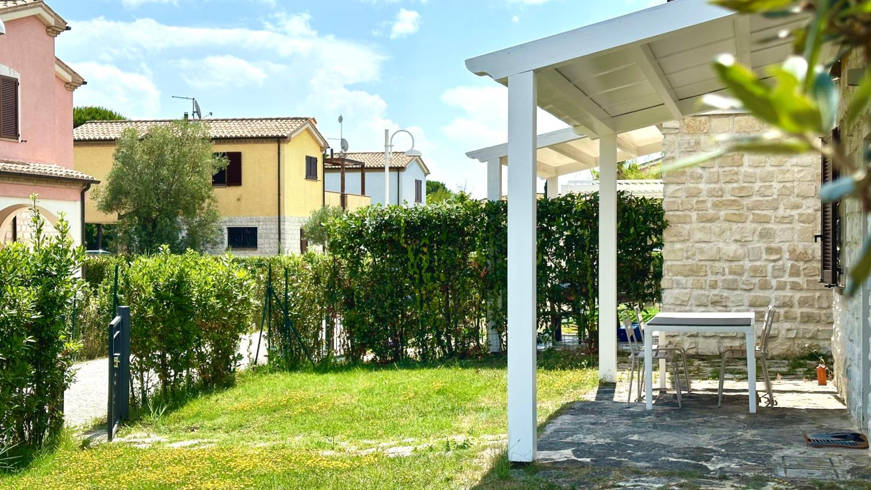 M375 - Marcelli, bilocale con giardino in residence con piscina view 2