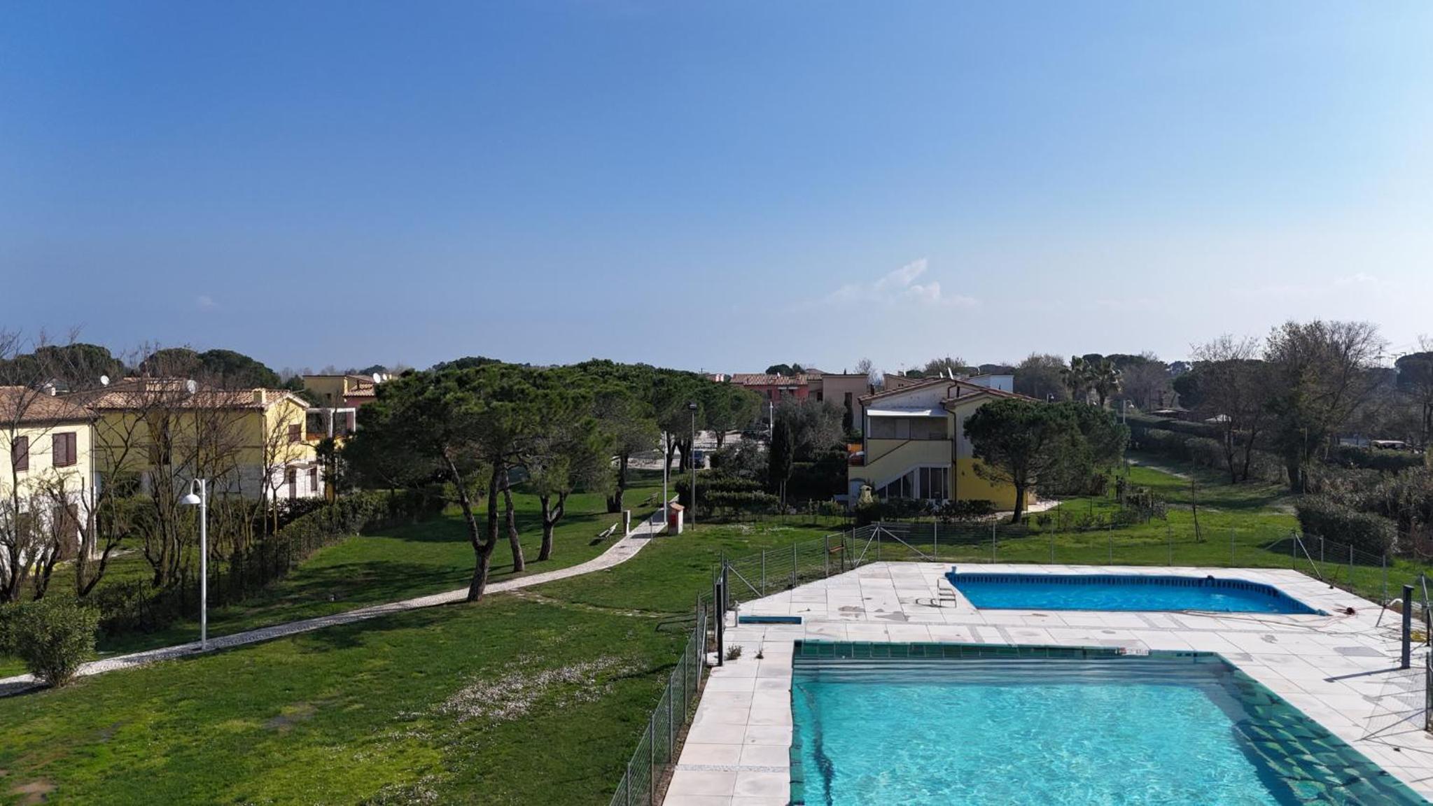 M375 - Marcelli, bilocale con giardino in residence con piscina view 3