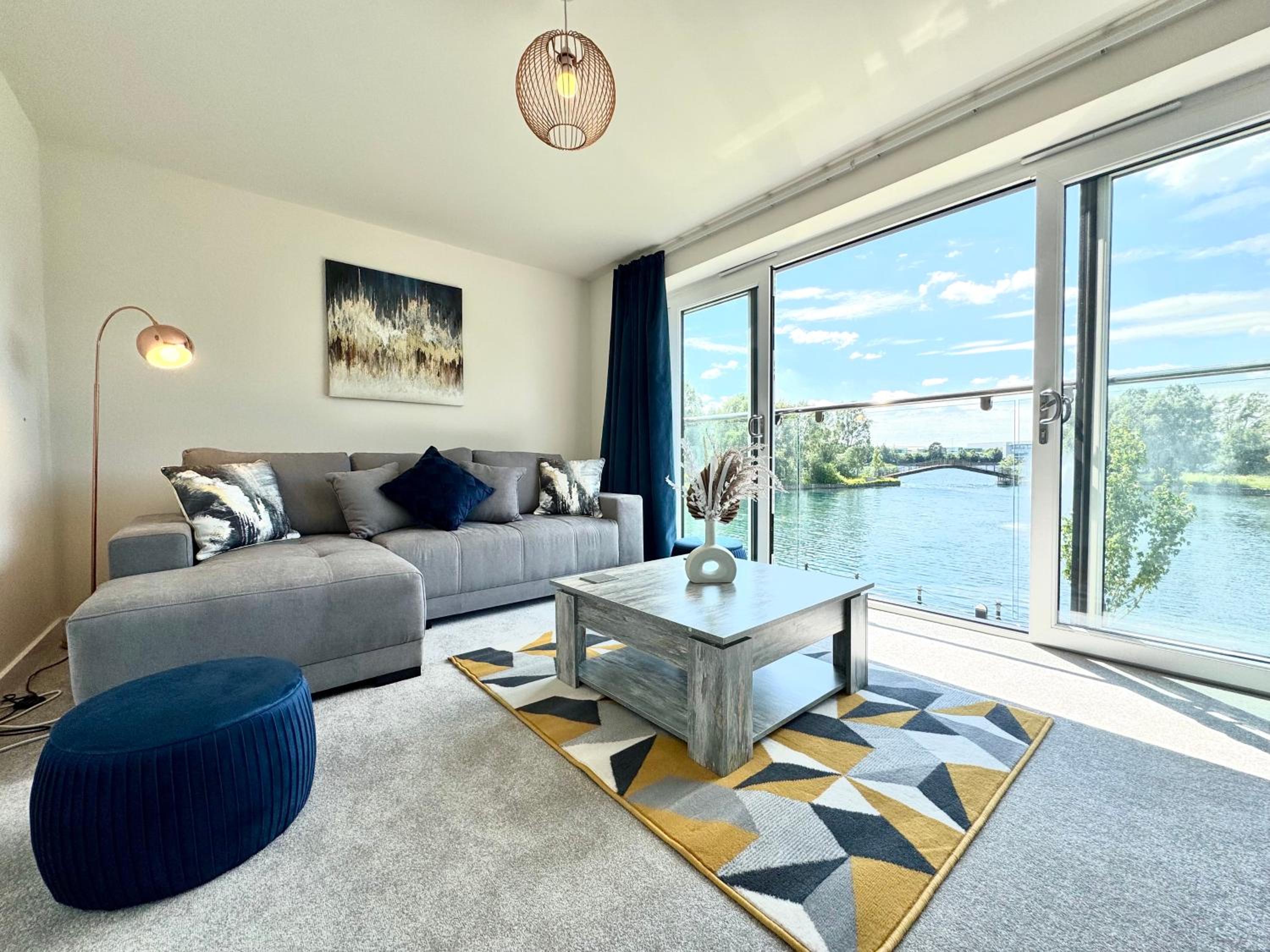 Modern Lake Front Home - Free Parking - Sleeps 8 view 2