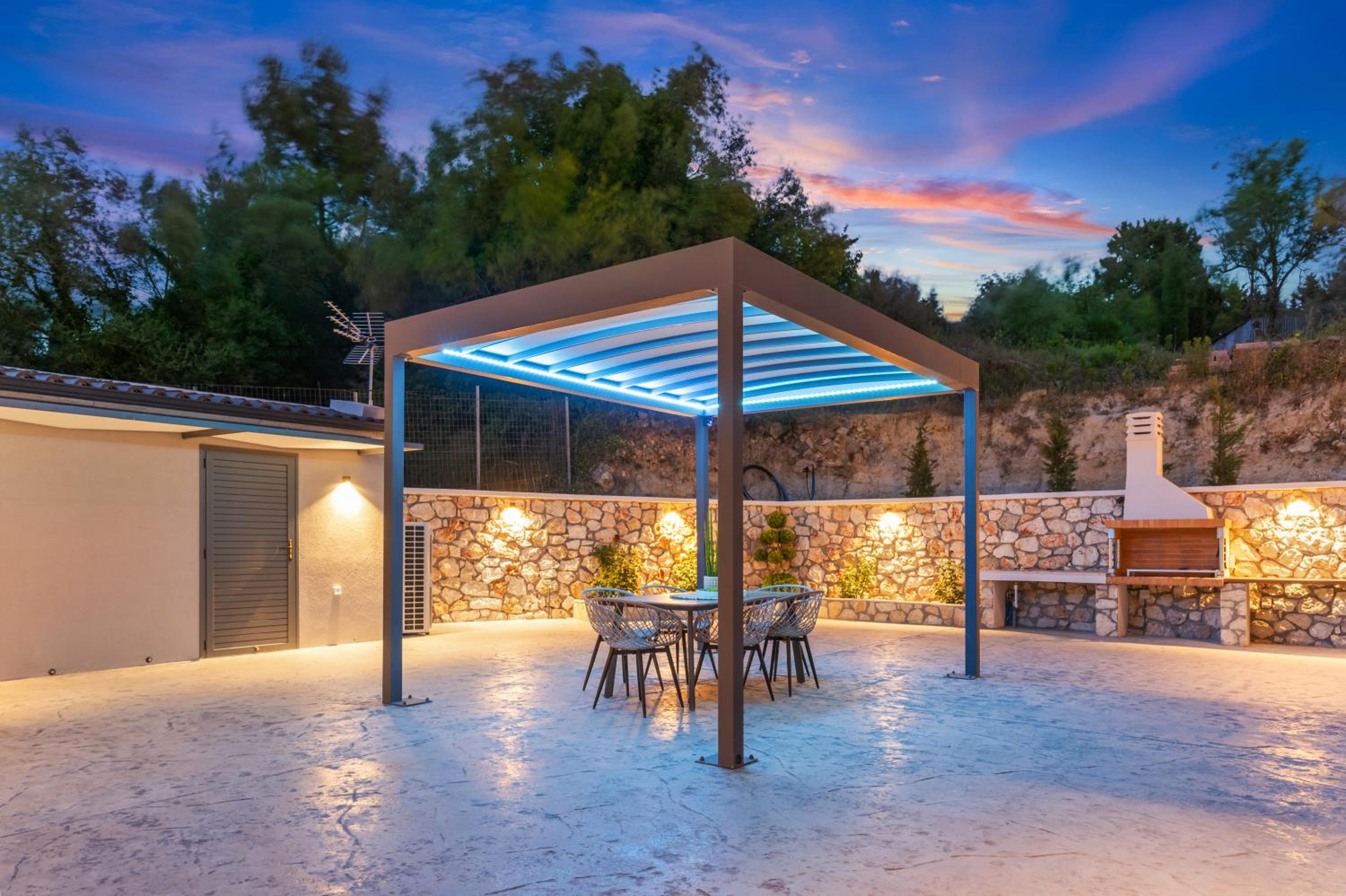 SoHa luxury house view 3