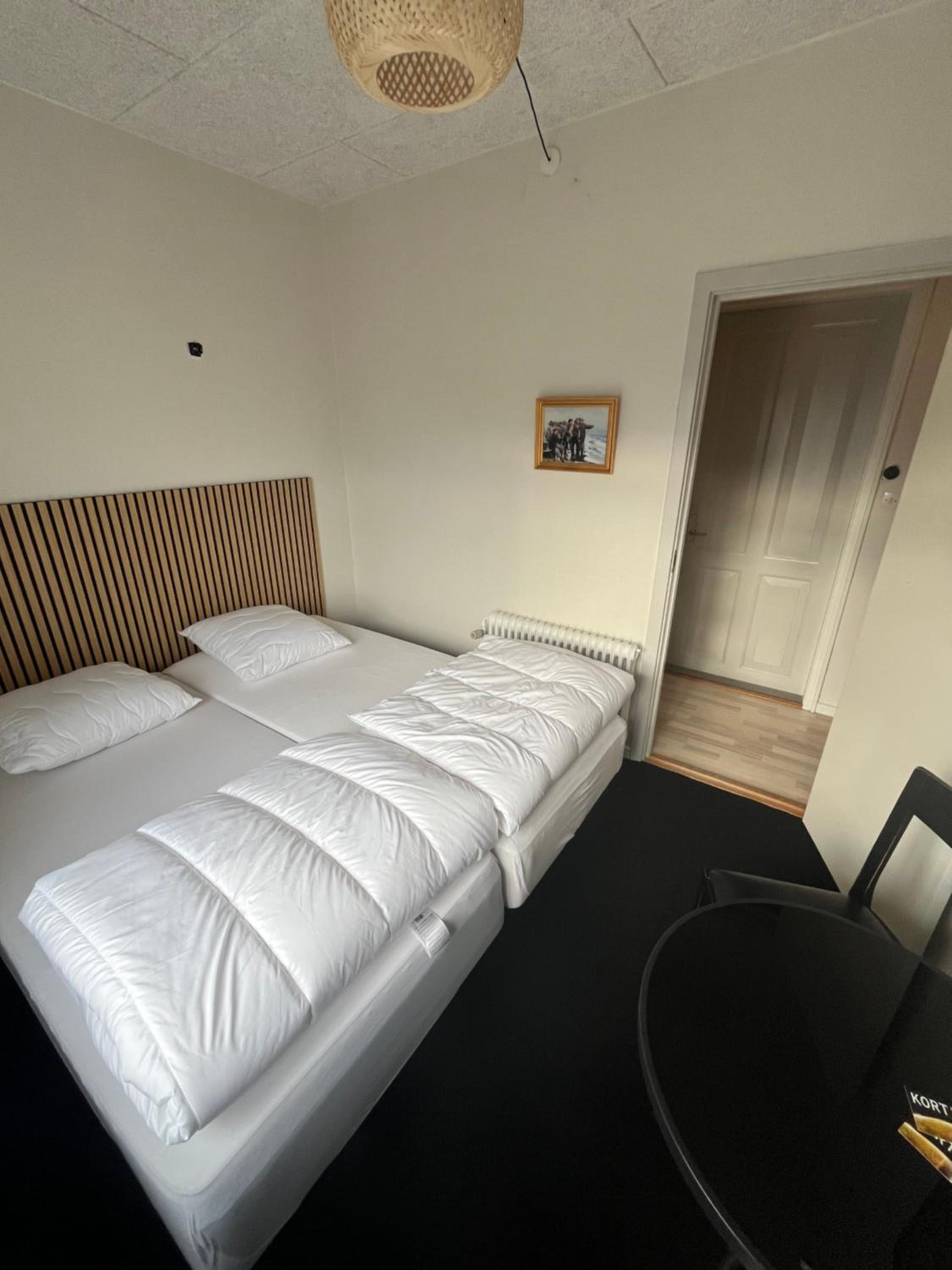 Folsted - Værelse 104 med eget badeværelse og fri parkering