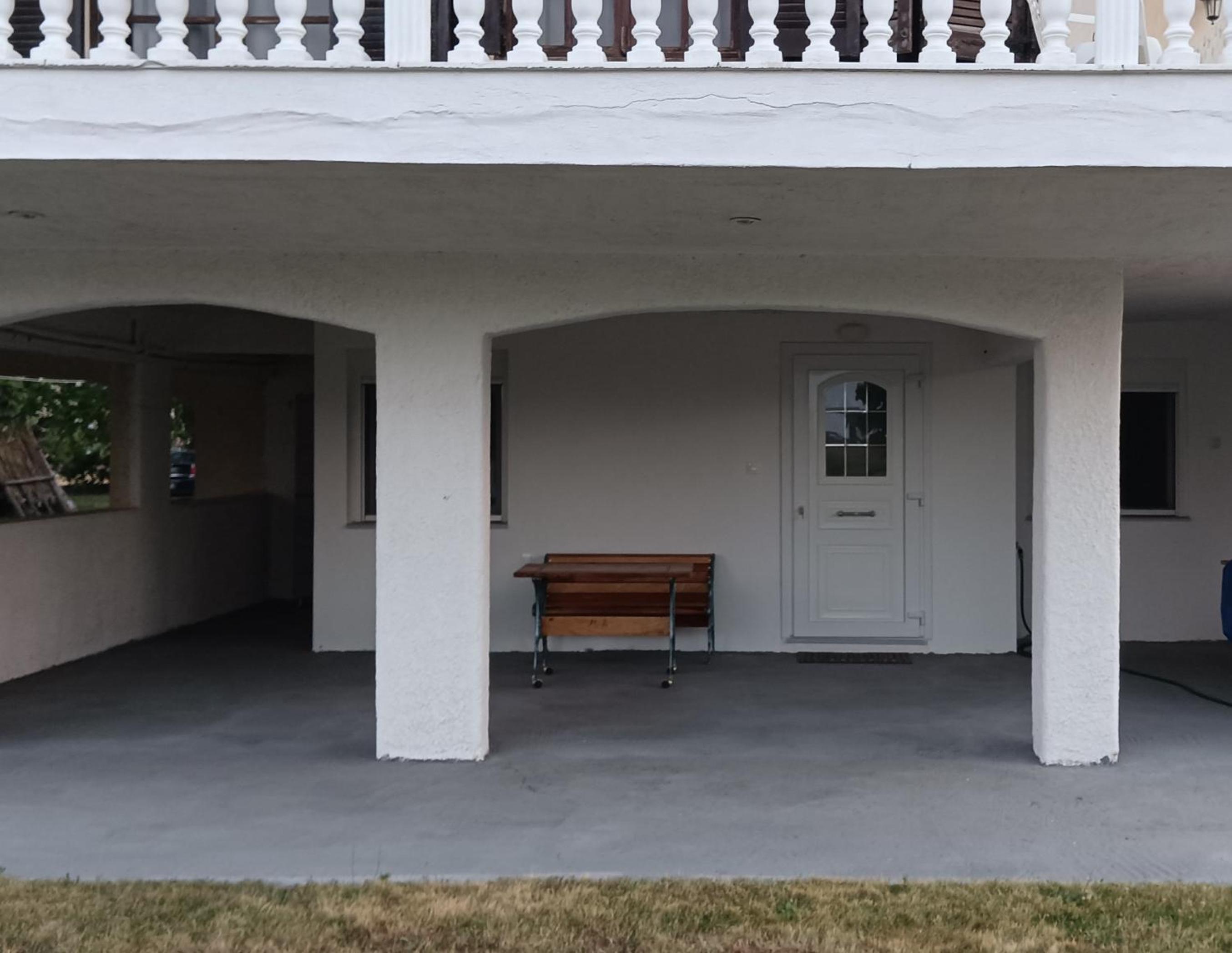 Sapphire Apartment , Beachfront Family Apartment for 4 with Private Garden, 1-Minute Walk to the Beach
