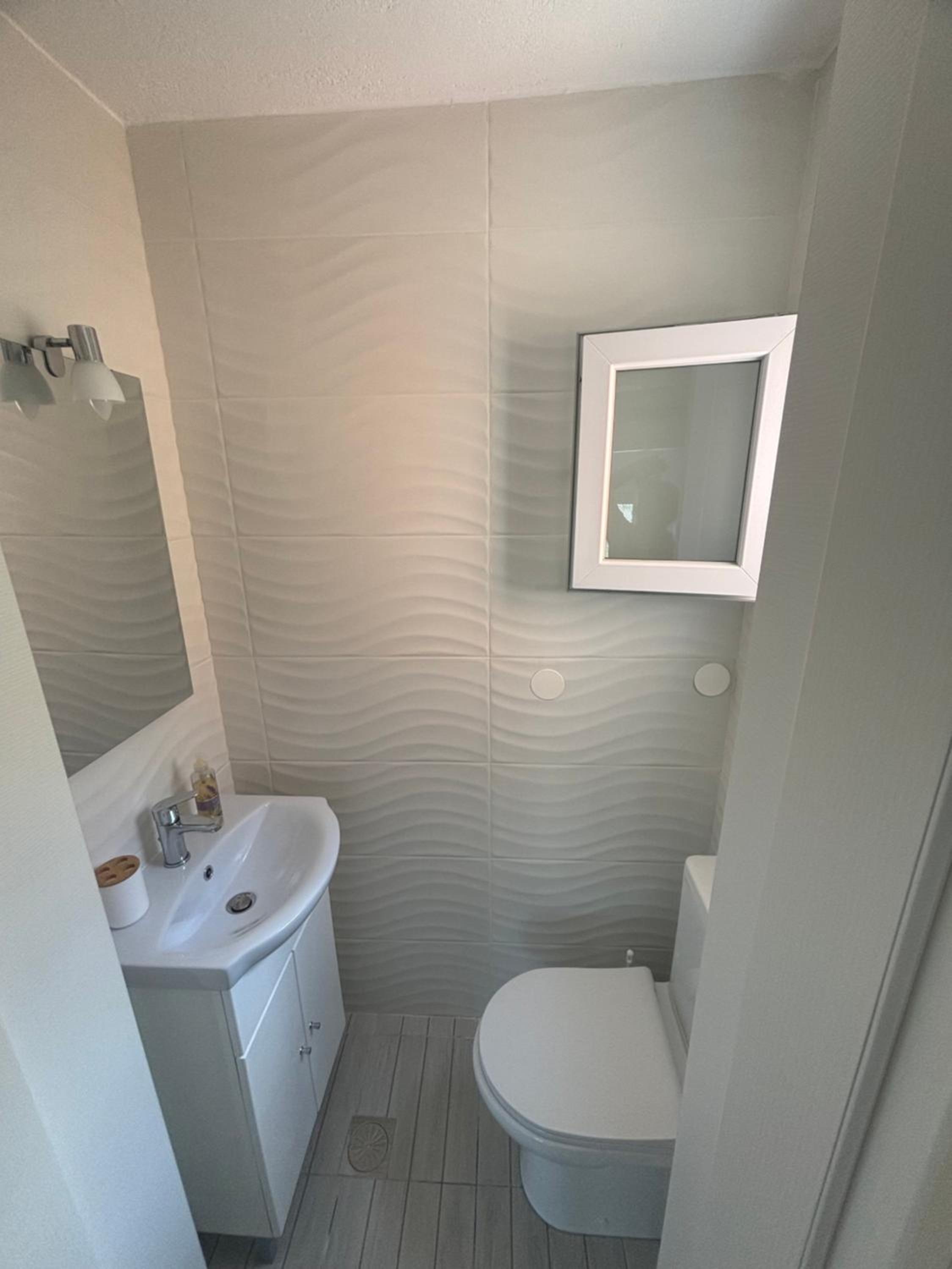 Sapphire Apartment , Beachfront Family Apartment for 4 with Private Garden, 1-Minute Walk to the Beach