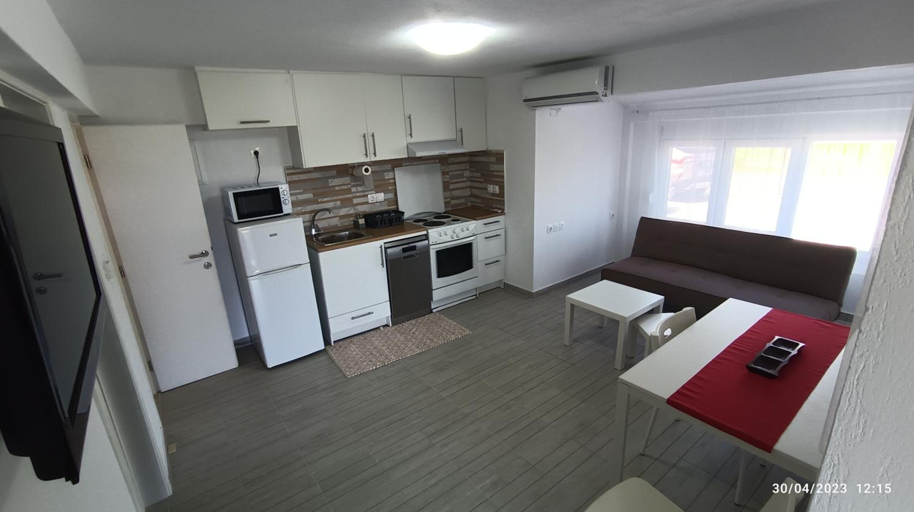 Sapphire Apartment , Beachfront Family Apartment for 4 with Private Garden, 1-Minute Walk to the Beach