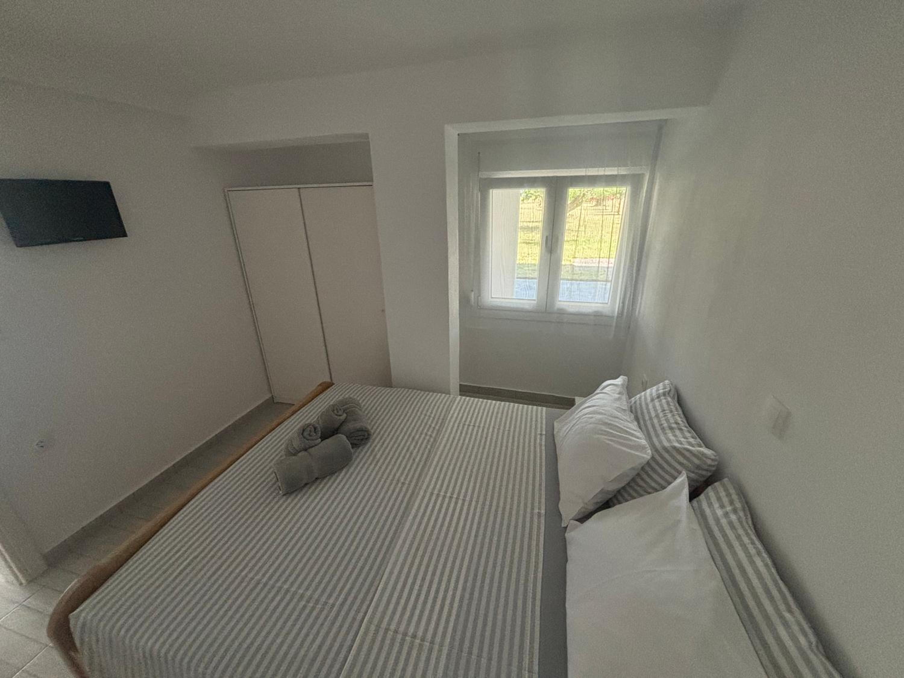 Sapphire Apartment , Beachfront Family Apartment for 4 with Private Garden, 1-Minute Walk to the Beach