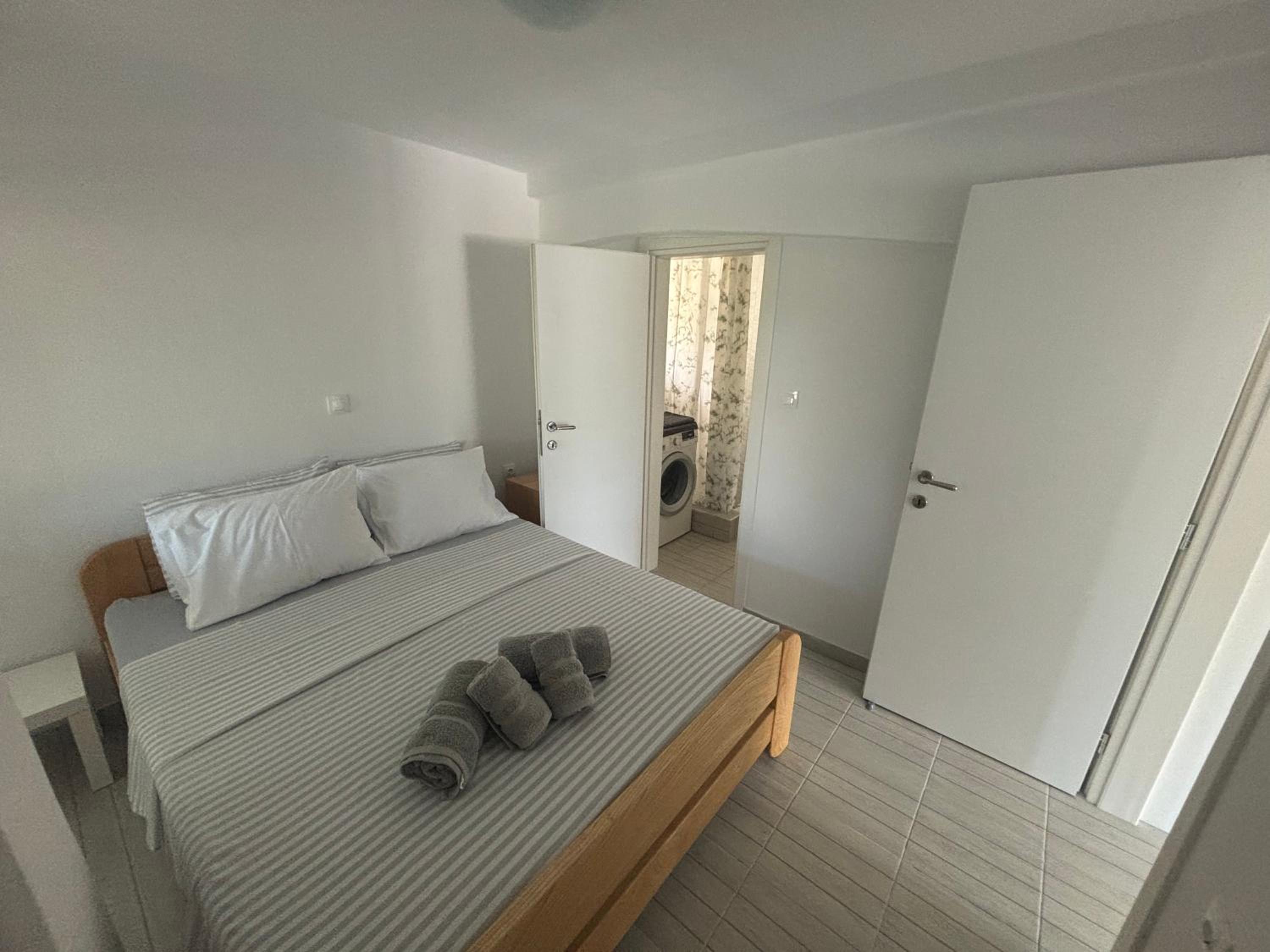 Sapphire Apartment , Beachfront Family Apartment for 4 with Private Garden, 1-Minute Walk to the Beach
