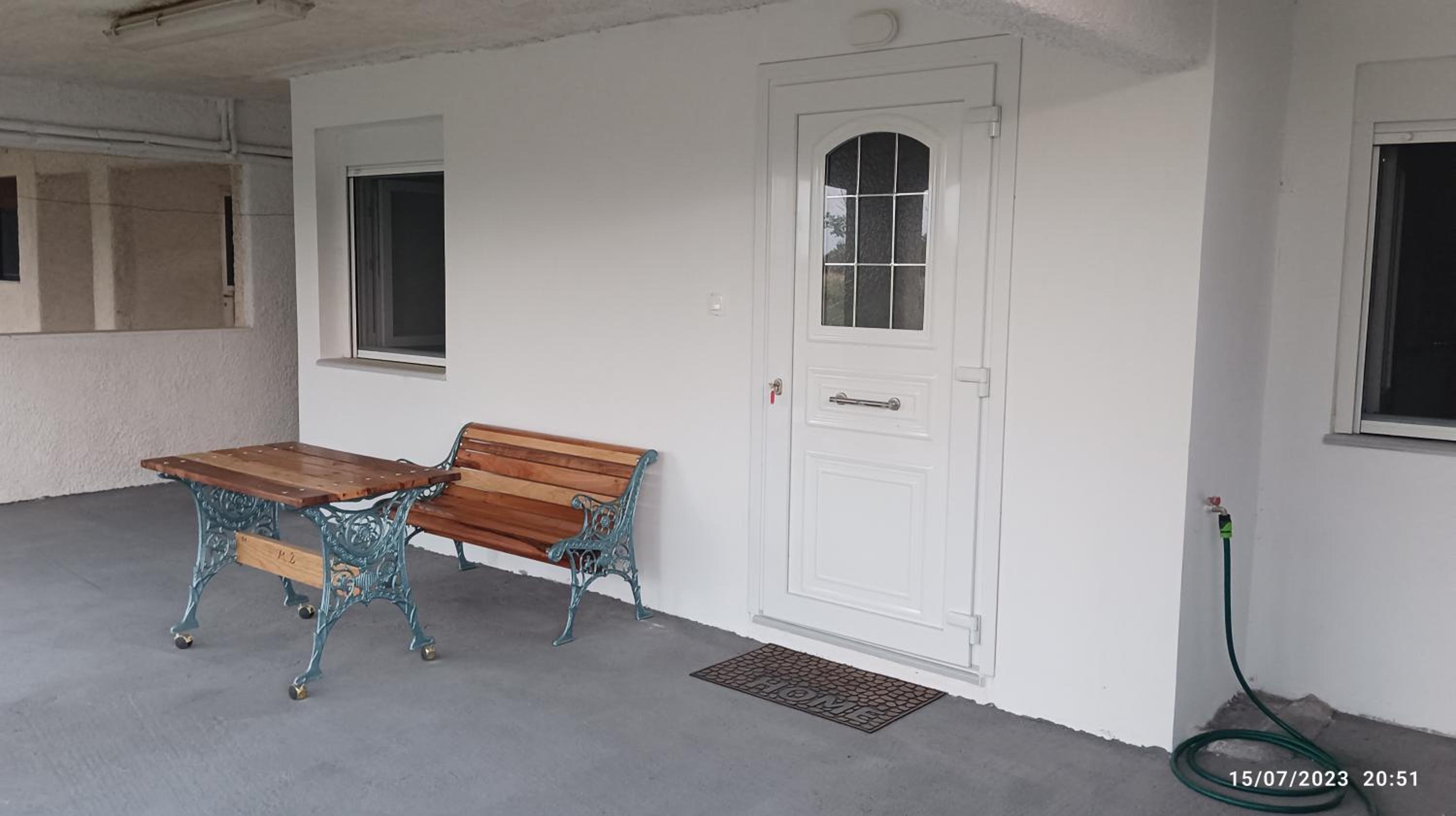 Sapphire Apartment , Beachfront Family Apartment for 4 with Private Garden, 1-Minute Walk to the Beach