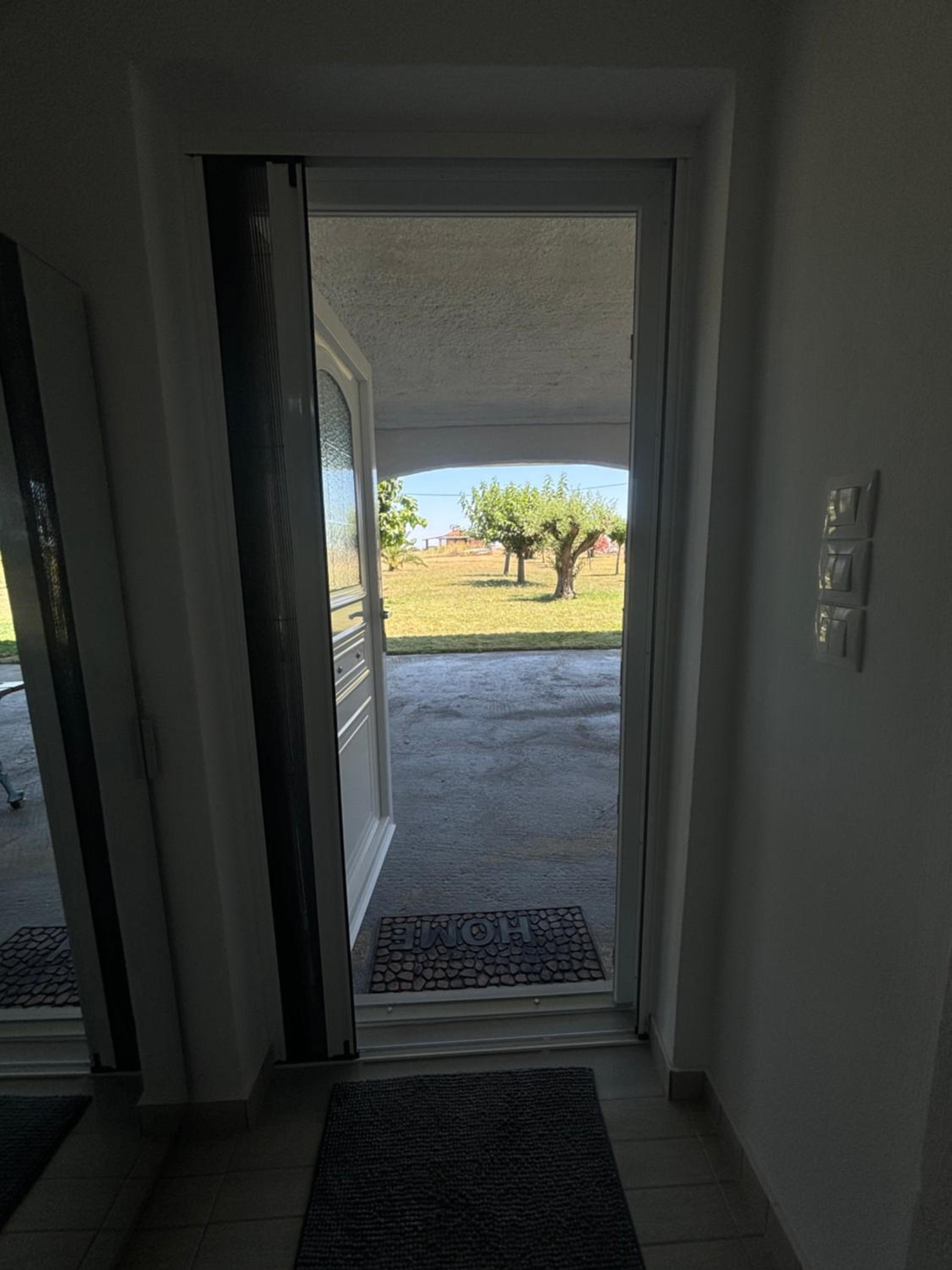 Sapphire Apartment , Beachfront Family Apartment for 4 with Private Garden, 1-Minute Walk to the Beach