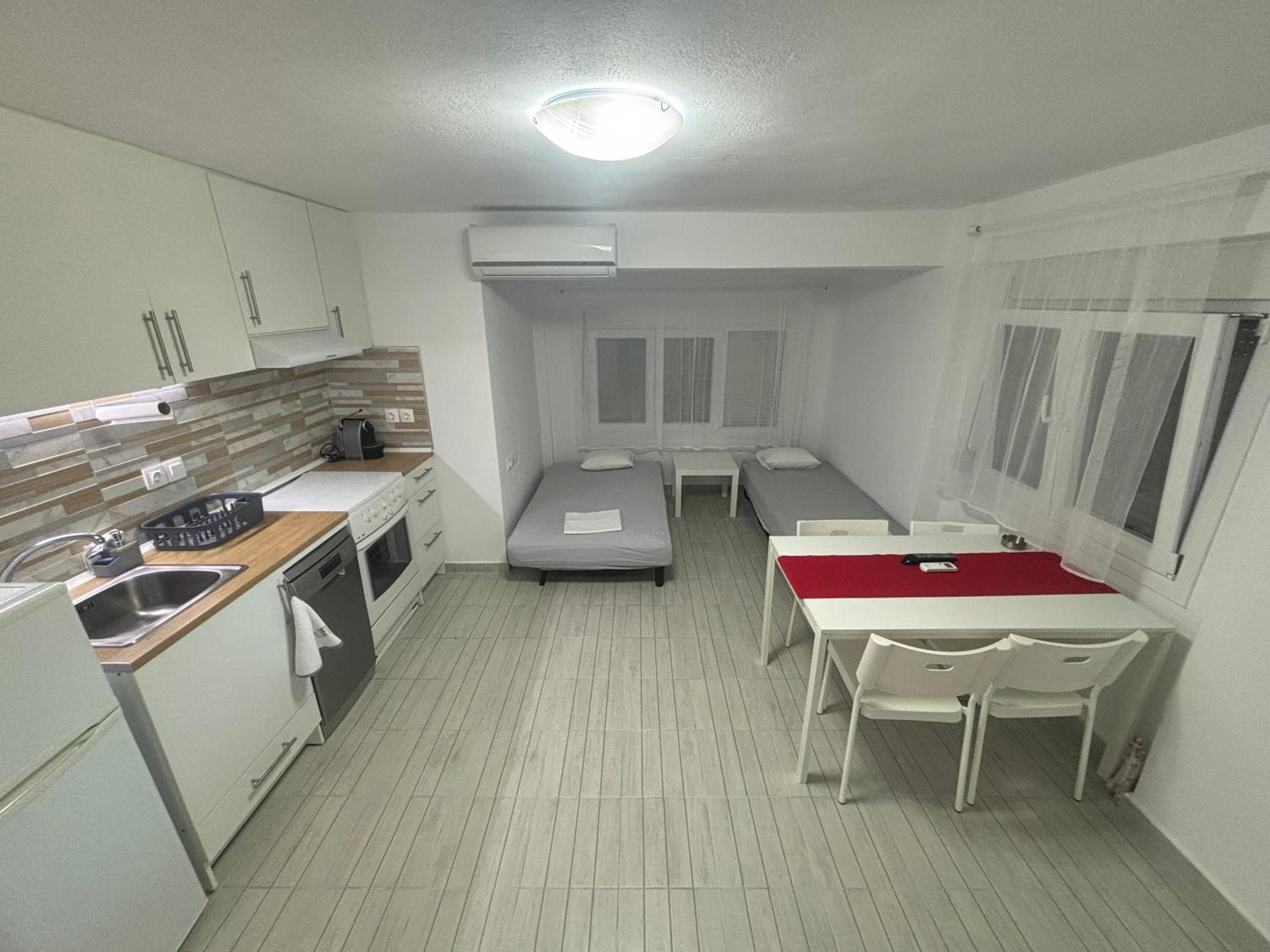 Sapphire Apartment , Beachfront Family Apartment for 4 with Private Garden, 1-Minute Walk to the Beach