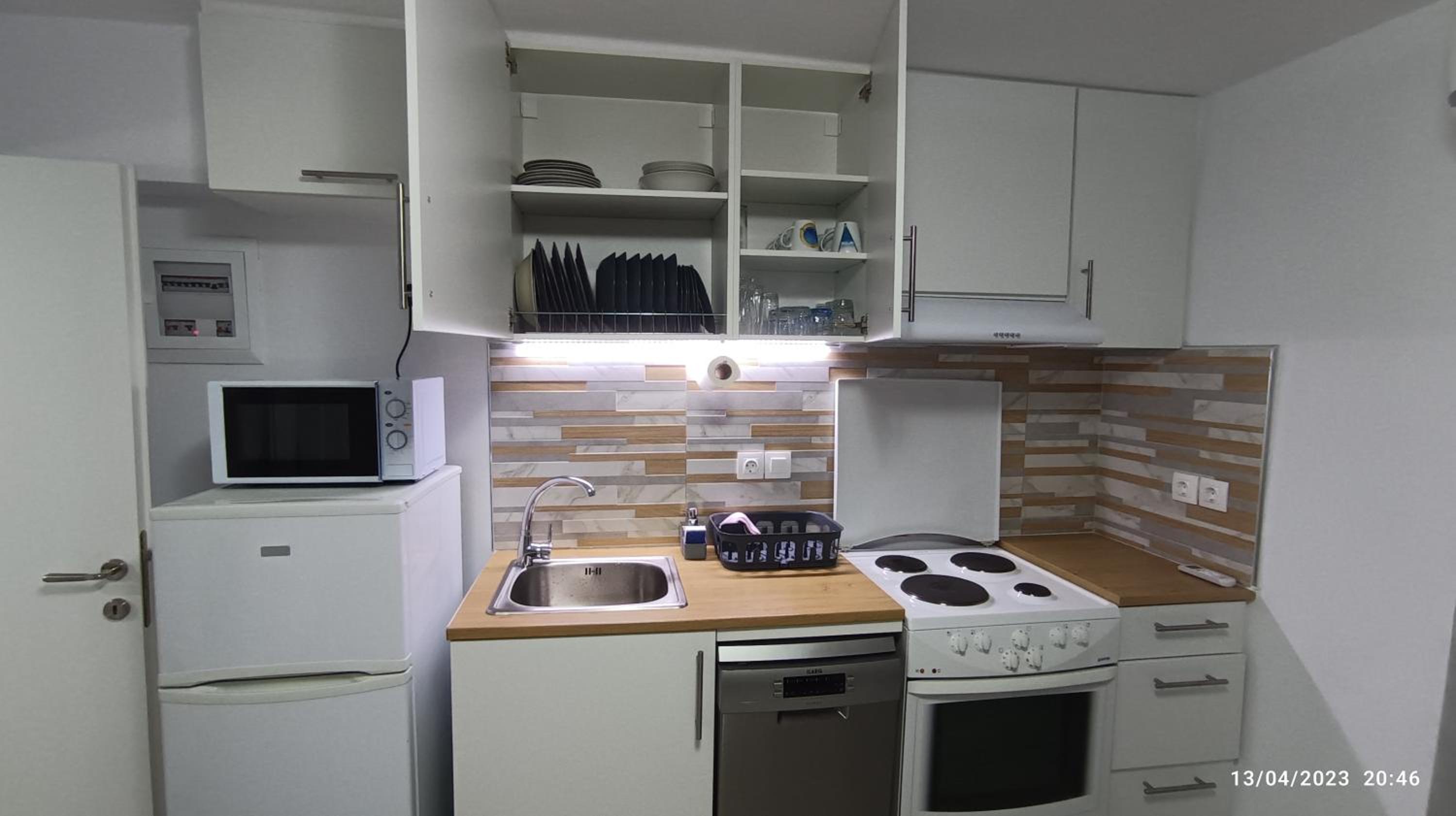 Sapphire Apartment , Beachfront Family Apartment for 4 with Private Garden, 1-Minute Walk to the Beach